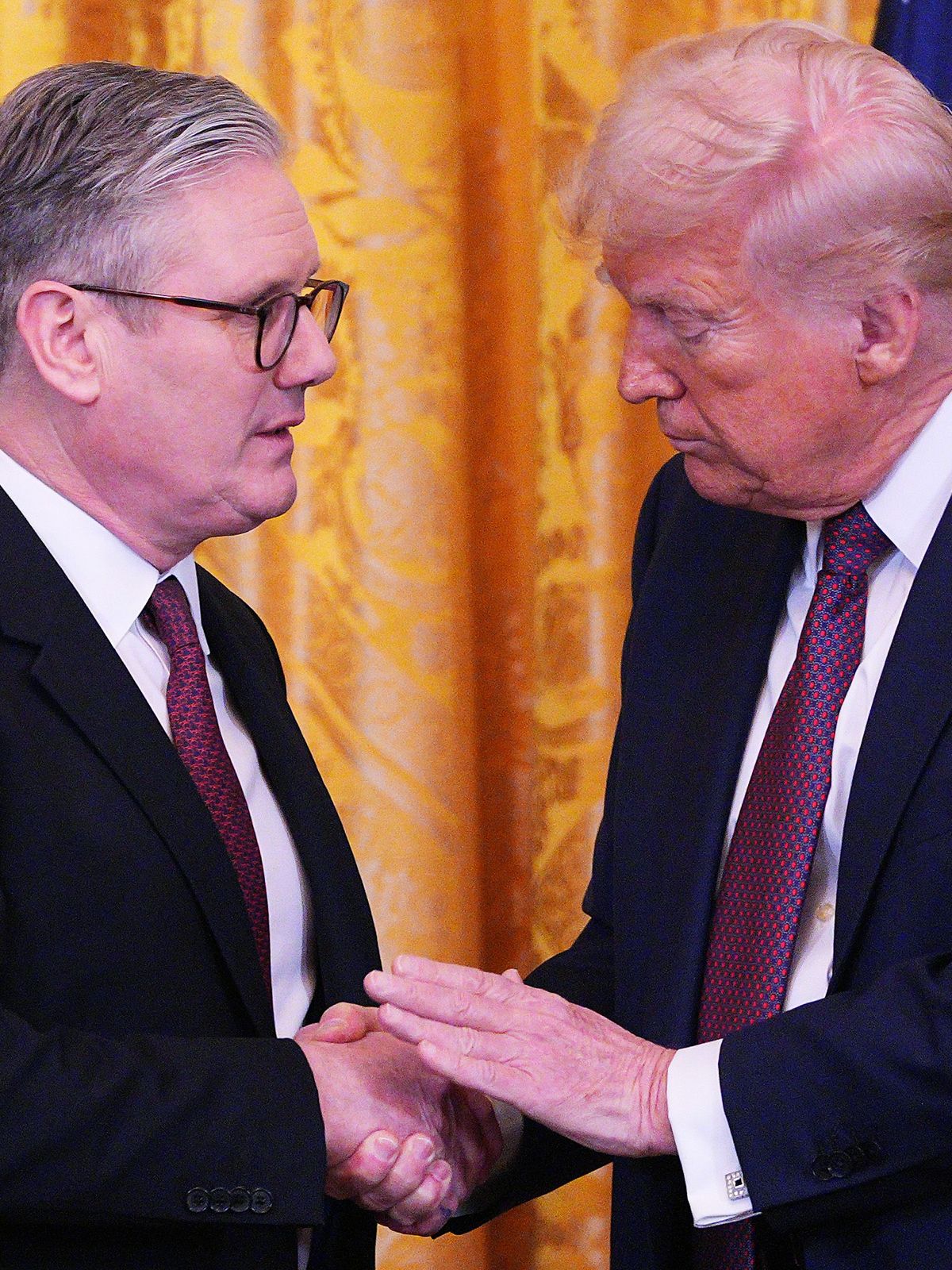27. Februar 2025, USA, Washington, D.C: US-Präsident Donald Trump und der britische Premierminister Keir Starmer nach ihrem Treffen im Oval Office