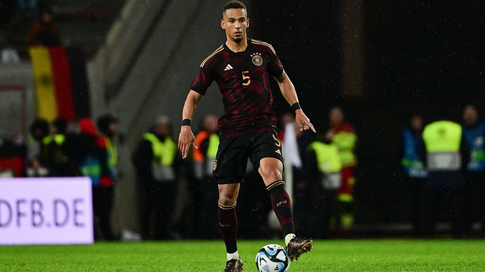 
                <strong>Verlierer: Thilo Kehrer</strong><br>
                Der ehemalige Schalker war des Bundestrainers erste Wahl als Ersatz für den verletzten Nico Schlotterbeck. So erhielt der 26-Jährige gegen Peru ein paar Minuten Spielzeit, als der Dortmunder verletzt runter musste und ersetzte ihn gegen Belgien komplett. Nutzen konnte er diese Chance nicht. Gegen starke Belgier stand er weitestgehend auf verlorenem Posten. Wenn Antonio Rüdiger und Niklas Süle in den Kader zurückkehren, rückt der Mann von West Ham United ins dritte Glied zurück – jedenfalls in der Innenverteidigerhierachie.
              