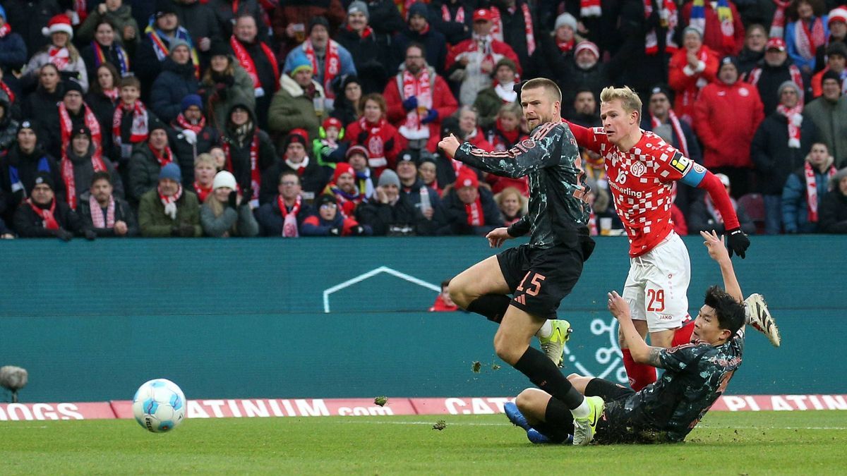 Jonathan Burkardt (29, Mainz 05) vergibt torchance gegen Daniel Peretz 18, Torwart, Bayern München) 14.12.2024, Fußball, 1. Bundesliga, 1. FSV Mainz 05 - FC Bayern München, 14. Spieltag, Saison 202...