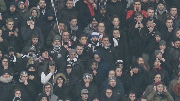 
                <strong>"Fehlt nur noch Helene": So protestieren die Eintracht-Fans gegen Montagsspiele</strong><br>
                
              