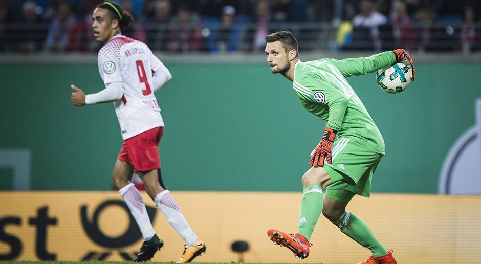 
                <strong>Sven Ulreich (FC Bayern München)</strong><br>
                Sven Ulreich strahlt deutlich mehr Ruhe aus als seine Verteidiger vor ihm. Sie nehmen ihm jedoch auch viel Arbeit ab. Gegen Augustin (27.) reagiert er schnell und richtig. Bei Sabitzers Distanzschuss sieht er nicht ganz so souverän aus. Auch gegen Timo Werner ist er zwei Mal unsicher. Über weite Strecken aber eine ordentliche Partie. Den entscheidenden Elfmeter von Timo Werner hält er. ran-Note: 2
              