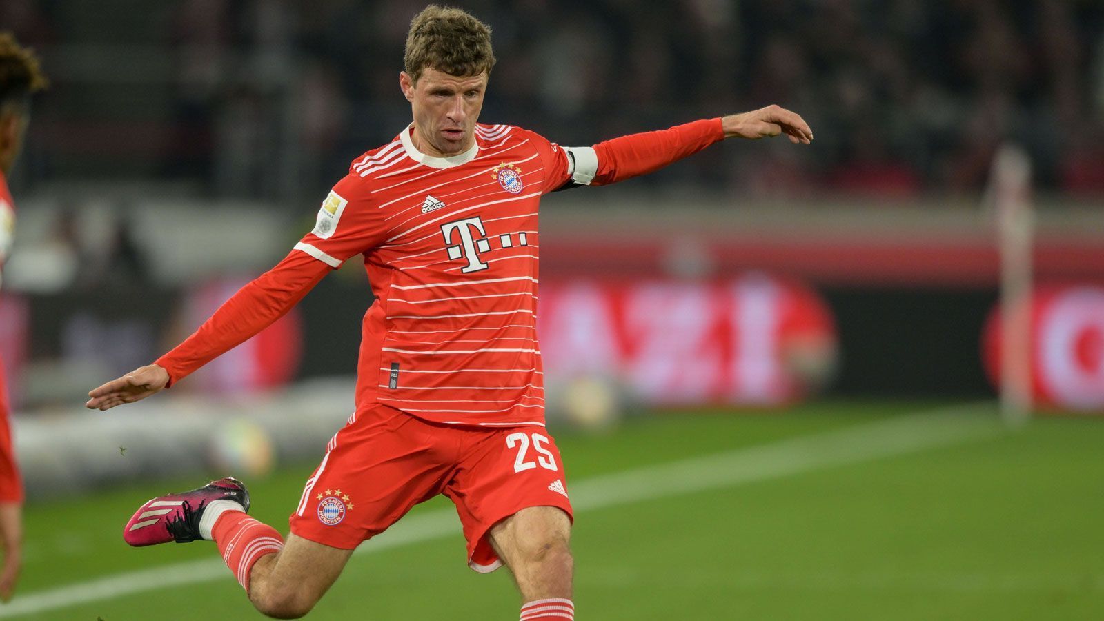 
                <strong>Thomas Müller </strong><br>
                Müller probiert viel, ist wie immer sehr bemüht, hat bei fast allen Angriffen seine Füße im Spiel. Das 2:0 legt er mit einem feinen direkten Pass auf Choupo-Moting auf. Unterm Strich ein gutes Spiel von Müller. ran-Note: 
              