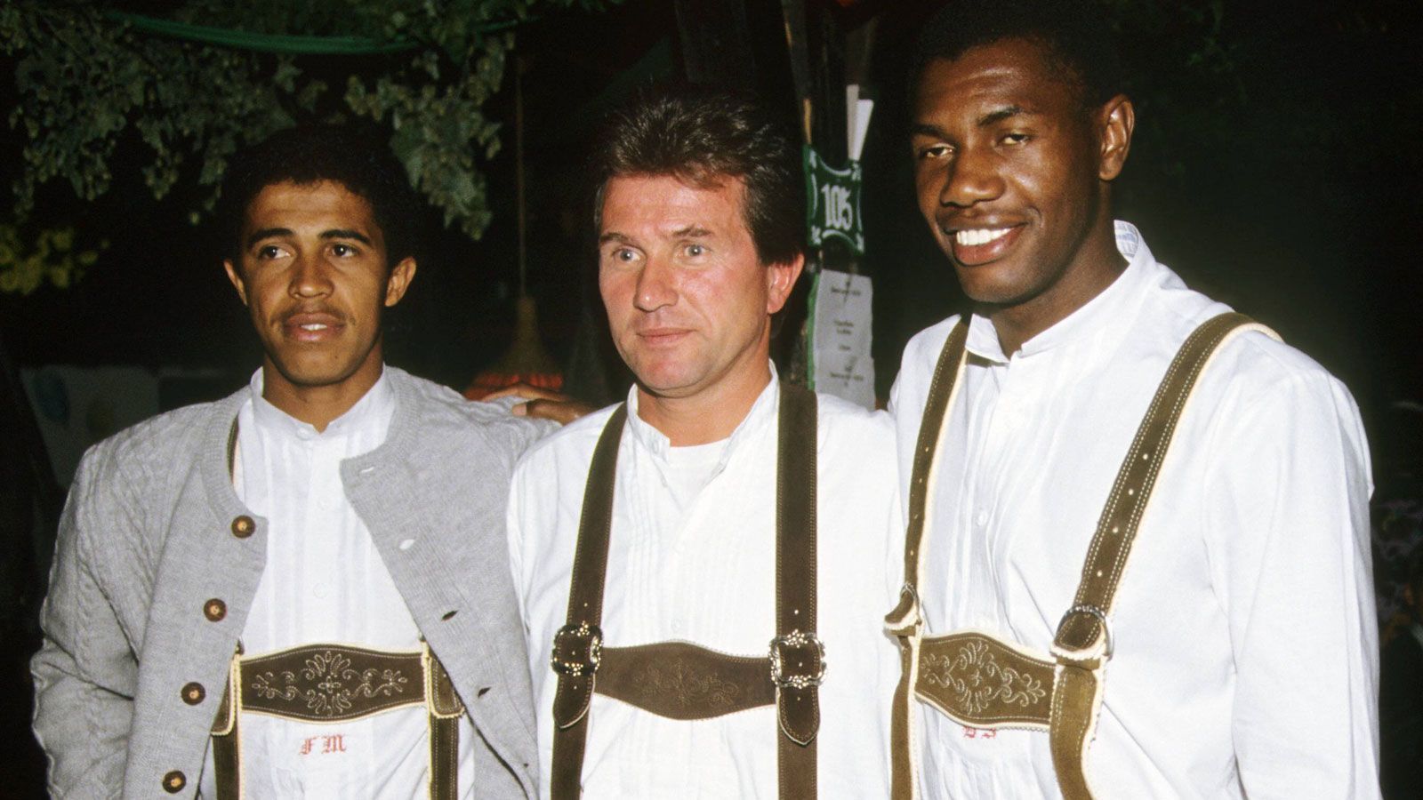 
                <strong>Mazinho (Juli 1991 - Januar 1994/Juli 1994 - Januar 1995)</strong><br>
                Auch Mazinho (m.) verstärkt den FC Bayern im Sommer 1991. Auf der Wiesn zeigt sich das Samba-Duo in ungewohnter Kluft.
              