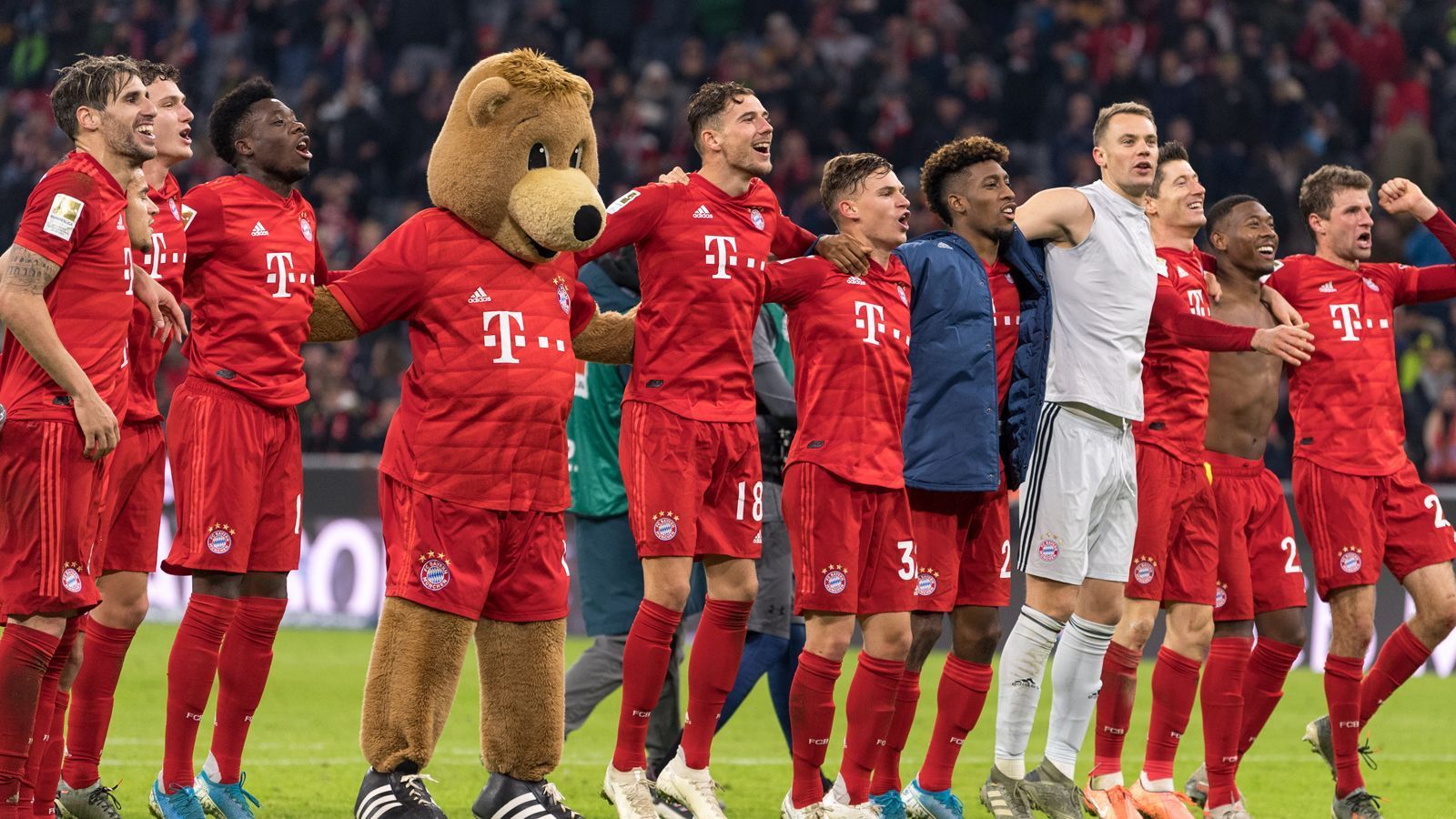 
                <strong>11. Spieltag: Bayern-Beben Teil 2</strong><br>
                Hansi Flicks zweites Spiel als Interimstrainer ist das gegen Borussia Dortmund. Und die Bayern hauen am 11. Spieltag einen raus, demütigen den BVB mal wieder. Mit 4:0 enteilen die Bayern wenige Tage nach der Kovac-Entlassung erst einmal der Krise.
              