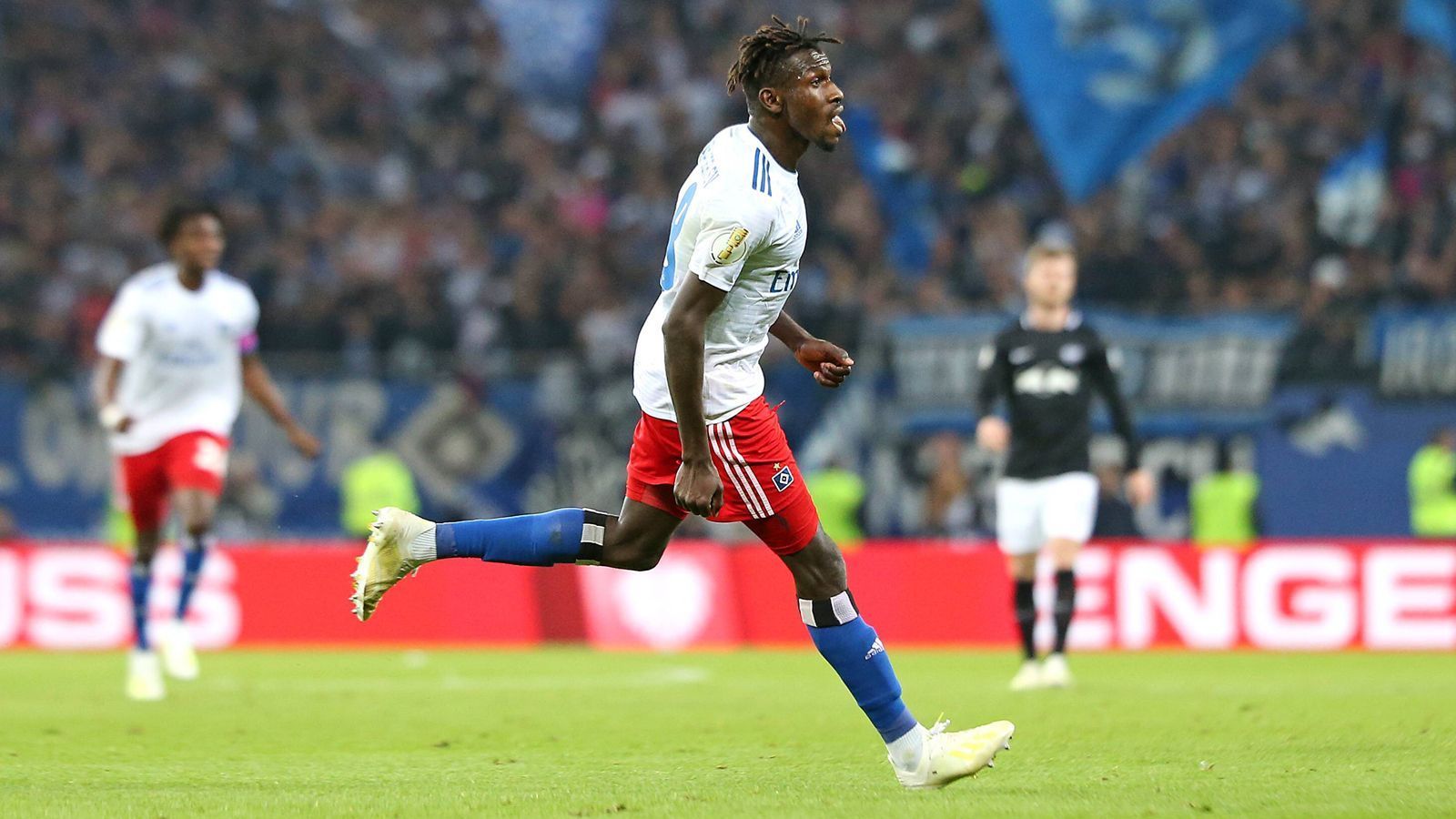 
                <strong>RB Leipzig - Hamburger SV</strong><br>
                Mission Pokalrevanche. Nach der bitteren 3:1-Niederlage im Halbfinale des DFB-Pokals 2018/2019 erhält der HSV eine neue Chance gegen RB Leipzig. Ein ums andere Jahr sind die Hanseaten wohl das Zweitligateam, das man sich als Bundesligist im Pokal am wenigsten wünscht. Denn der HSV spielt im Unterhaus immerzu um den Aufstieg mit, hat dort den größten Etat und ist dafür bekannt, mit Bundesligaklubs mithalten zu können. Außerdem dürften die Rothosen durch die kürzliche Derbypleite gegen St. Pauli angestachelt sein, weshalb es wichtig für sie wäre, im Pokal ein Ausrufezeichen zu setzen. Zuzutrauen ist es dem HSV jedenfalls, zumal die Hanseaten vor dem Derby sechs Spiele lang ungeschlagen waren und die Leipziger zugleich bislang eine eher mäßige Saison spielen. Ein Ausrutscher der Sachsen würde daher sogar ins bisherige Saisonbild passen.
              