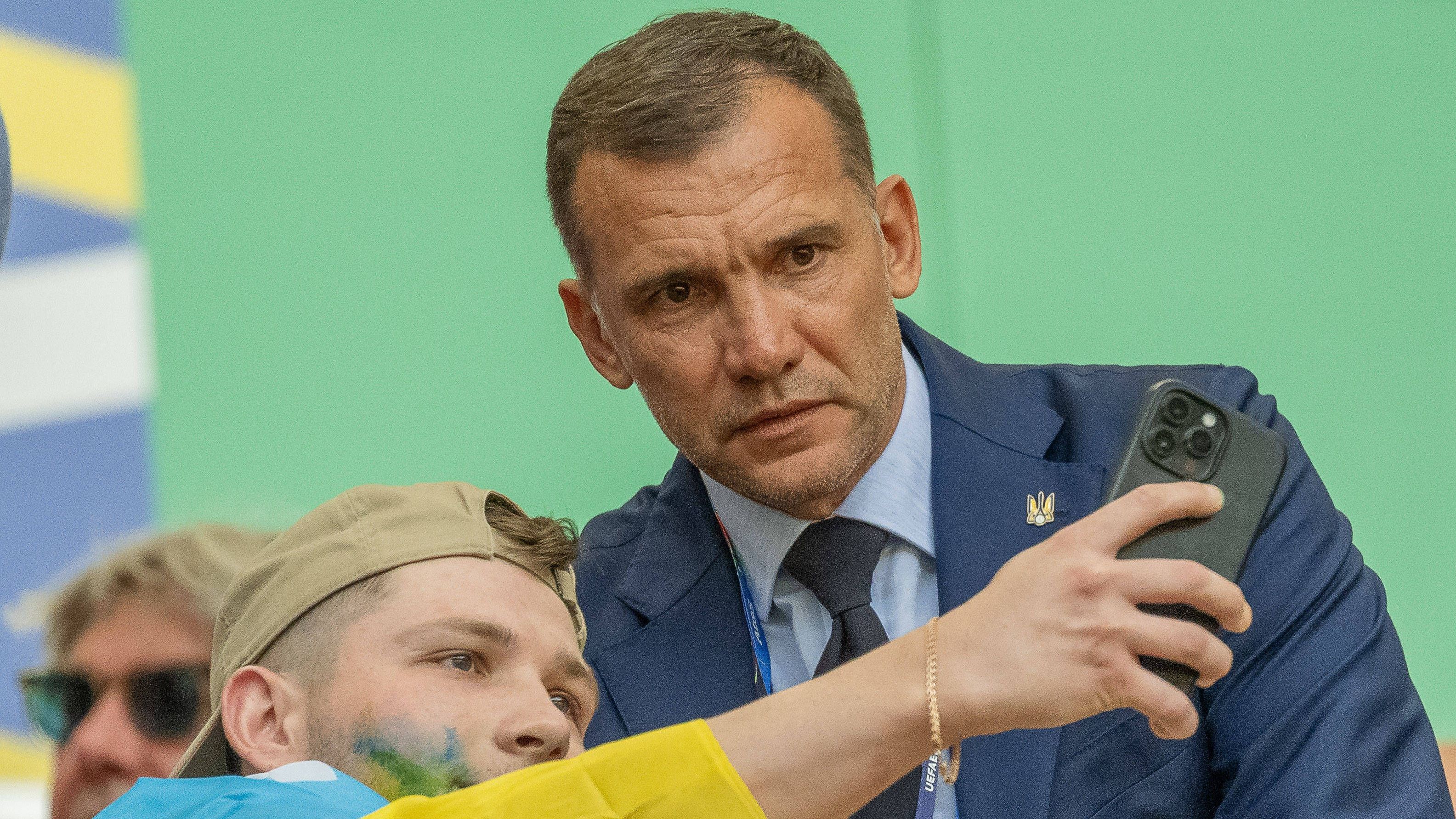 <strong>Der Präsident mit einer bösen Vorahnung?</strong><br>Auch Andriy Shevchenko ist vor Ort. Sein Blick auf diesem Foto mit einem Fan sieht aber eher nach böser Vorahnung aus ...