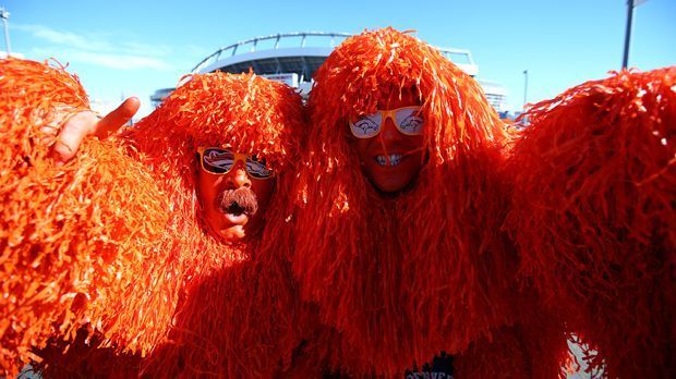 
                <strong>Denver Broncos</strong><br>
                Sehr orange und noch mehr zottelig! Diese zwei Anhänger der Broncos wären in diesem Outfit wohl auch ein Highlight bei jedem Länderspiel der niederländischen Fußball-Nationalmannschaft.
              