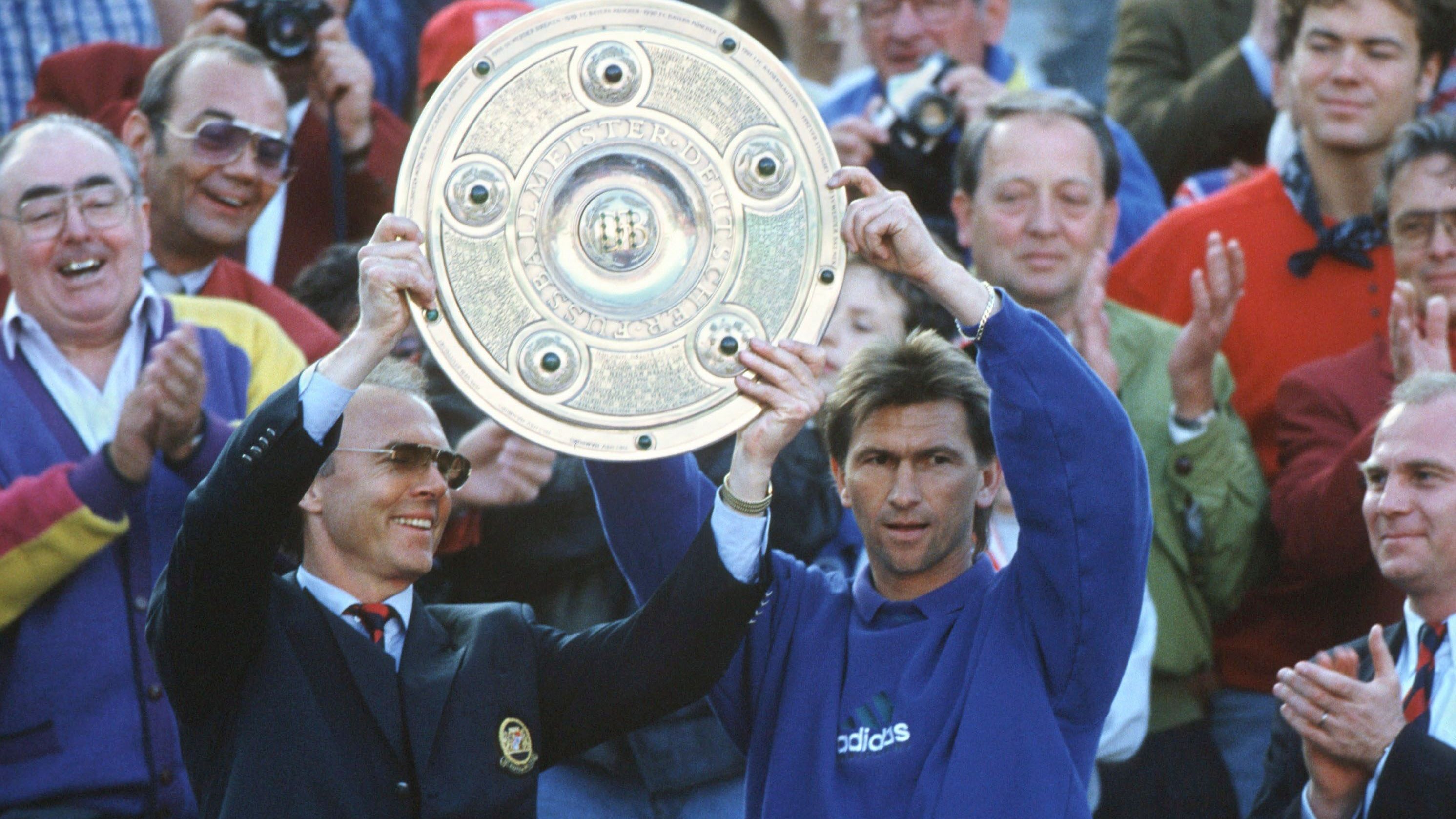 <strong>Franz Beckenbauer 184 Tage (28.12.1993 - 30.6.1994)</strong><br>Der Retter kam - der Kaiser! Wenn auch nur interimsweise bis zum Saisonende. Es reichte aus, um die kriselnden Bayern zurück auf den Olymp zu führen. Nach einer starken Rückrunde führte der Weltmeister-Trainer seine Münchner zur Meisterschaft.&nbsp;