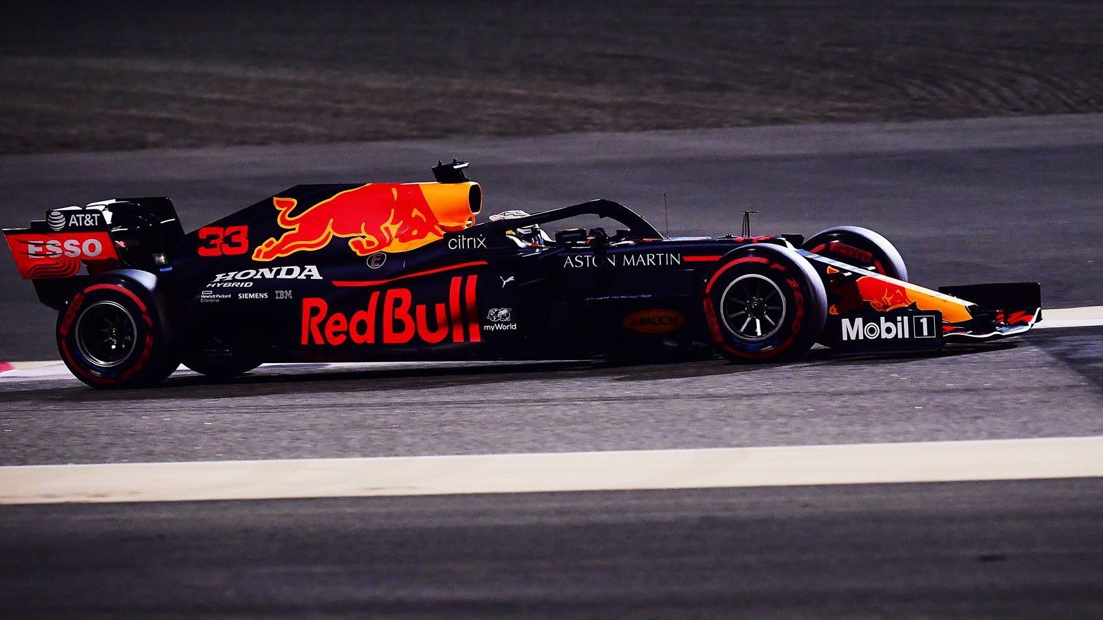 
                <strong>Verlierer: Red Bull</strong><br>
                Red Bull konnte den Fehler des Mercedes Teams nicht ausnutzen. Eigentlich war genau das der Plan für die gesamte Saison. Doch das Rennen von Max Verstappen endete bereits in Kurve vier. Der Niederländer wurde von Charles Leclerc abgeschossen und hatte im Kies nicht mehr den nötigen Grip, um einen Einschlag zu verhindern. Wohin es mit Verstappen gegangen wäre, ist nur schwer zu sagen. Sein Teamkollege Alexander Albon klagte im Rennen an, dass der Red Bull zwar den Speed besäße, im engen Fahrerfeld aber nur schwer überholen könne. Am Ende wurde Albon Sechster. Zu wenig für die Ansprüche von Red Bull.
              