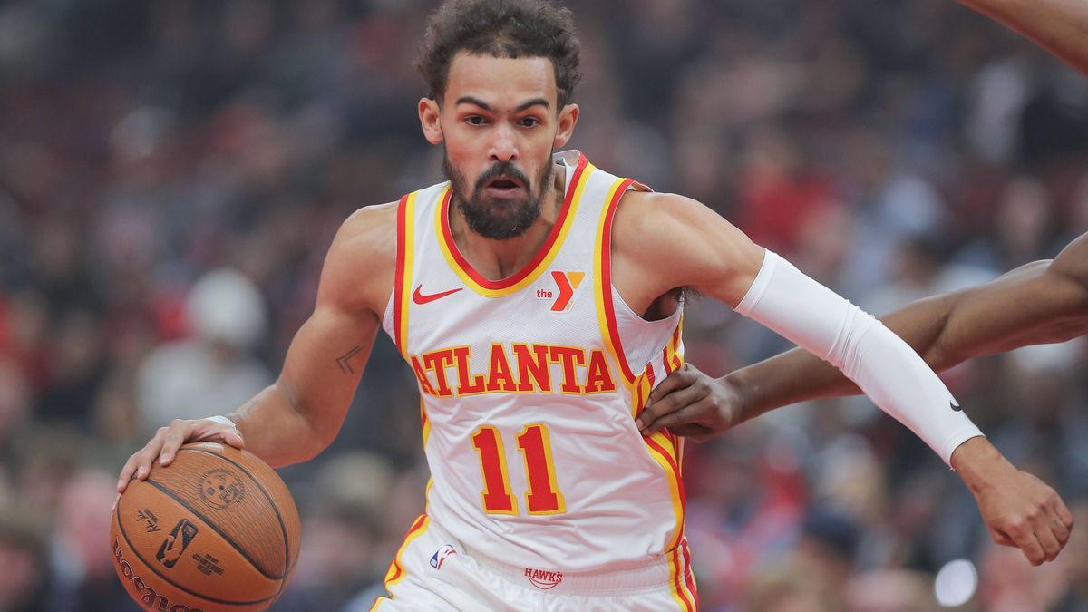 CHICAGO, IL - NOVEMBER 22: Trae Young 11 of the Atlanta Hawks brings the ball up court during the first half of the NBA, Basketball Herren, USA In-Season Tournament against the Chicago Bulls on Nov...