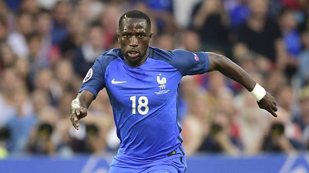 
                <strong>Moussa Sissoko</strong><br>
                Moussa Sissoko: Macht zu Beginn ordentlich Dampf auf dem rechten Flügel und durch die Mitte, zeichnet sich aber auch durch eine starke Defensiv-Arbeit aus. Wechselt regelmäßig mit Dimitri Payet die Seite, um in der deutschen Abwehr für Verwirrung zu sorgen. ran-Note: 2
              