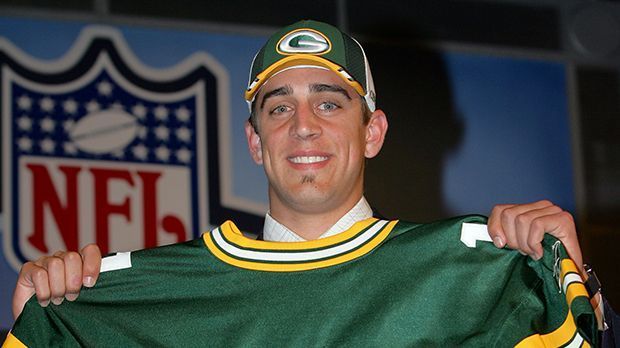 
                <strong>Rodgers</strong><br>
                Aaron Rodgers (Green Bay Packers) - Als potenzieller Nachfolger von Brett Favre verpflichteten die Green Bay Packers Aaron Rodgers im Jahr 2005. Eine Wahl, die sich lohnen sollte, schließlich holte der Quarterback mit der Franchise 2011 den Super Bowl.
              