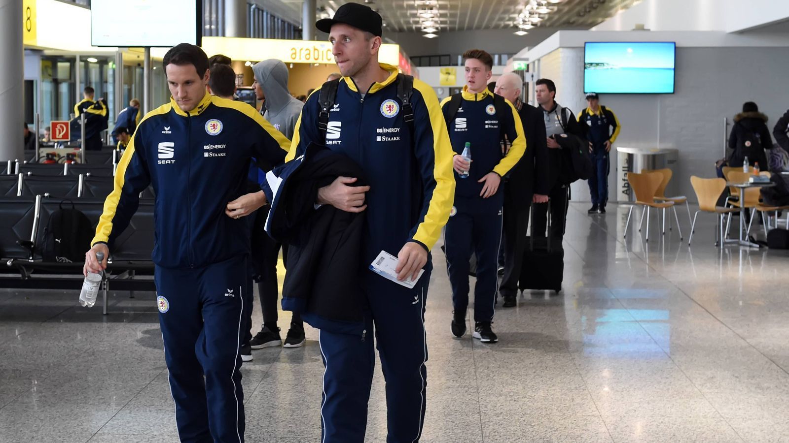 
                <strong>Eintracht Braunschweig (14 Punkte, Platz 20)</strong><br>
                Dem früheren Bundesligisten Eintracht Braunschweig droht als Schlusslicht mit acht Punkten Rückstand auf das rettende Ufer der Absturz in die Regionalliga und damit der zweite Abstieg in Folge. Um den Klassenerhalt noch zu schaffen, wurde ein Held früherer Tage zurückgeholt: Jasmin Fejzic (re.). Der Torhüter wechselte im Januar vom Zweitligisten Magdeburg zurück zur Eintracht. Die Personalpolitik im Sommer 2018 kann man hingegen längst als gescheitert bezeichnen, denn vier Neuzugänge aus dem Juli sind mittlerweile schon wieder weg aus Braunschweig. Nun muss der frühere Gladbach-Trainer Andre Schubert für die verbleibende Saison ein schlagkräftiges Team um den ebenfalls neu verpflichteten Bernd Nehrig formen, um den Abwärtsstrudel des Meisters von 1967 aufzuhalten.
              