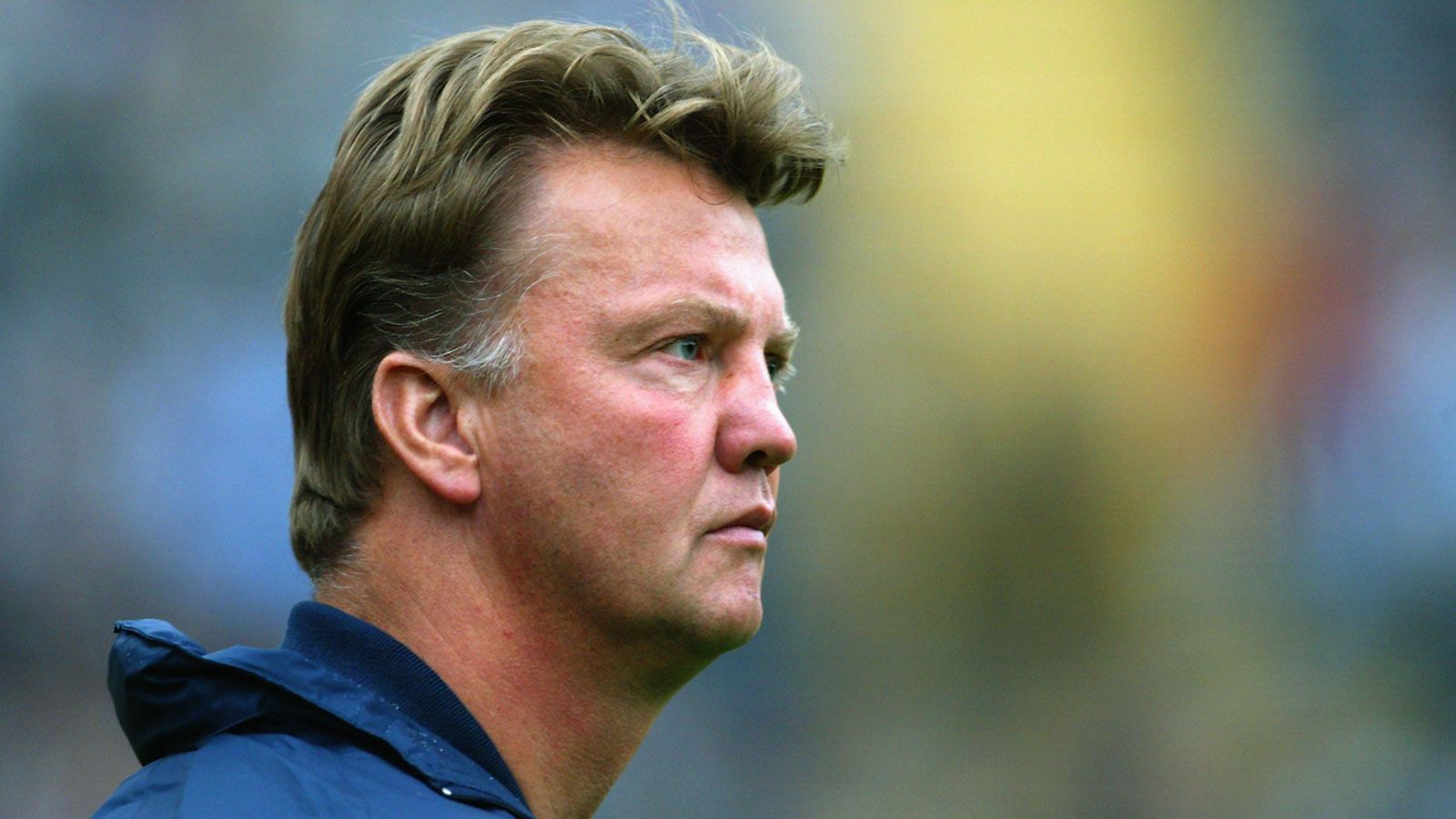 
                <strong>Louis van Gaal (FC Barcelona 1997-2000, 2002-03)</strong><br>
                Louis van Gaal blickt auf zwei Amtszeiten beim FC Barcelona zurück. Während die erste von 1997-2000 mit zwei spanischen Meisterschaften und dem Pokal noch erfolgreich war, hätte er sich die Rückkehr 2002 wohl sparen können. Nach nur einem halben Jahr wurde van Gaal wieder entlassen. Übrigens: Auch in seinen besten Zeiten bei den Katalanen erntete der Niederländer häufig Kritik, weil zeitweise acht Landsleute in der Mannschaft standen.
              