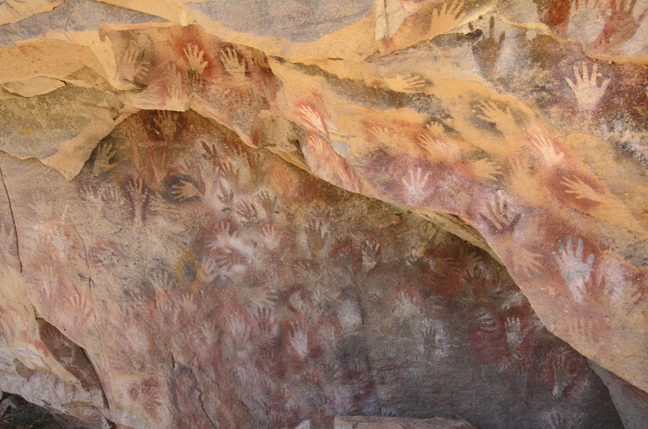 "Höhle der Hände": Die Cueva de las Manos im Südwesten Argentiniens zieht mit ihren jahrtausende-alten Wand-Malereien Touristen wie Forscher:innen in den Bann. Entdeckt hat sie 1941 der Mönch Alberto M. de Agostini, der sie als erster fotografierte. Zu sehen sind über 800 Silhouetten von Menschenhänden, dazu Jagd-Szenen und geometrische Formen. Was es mit den Hand-Abdrücken auf sich hat, konnte bislang noch nicht gänzlich ent