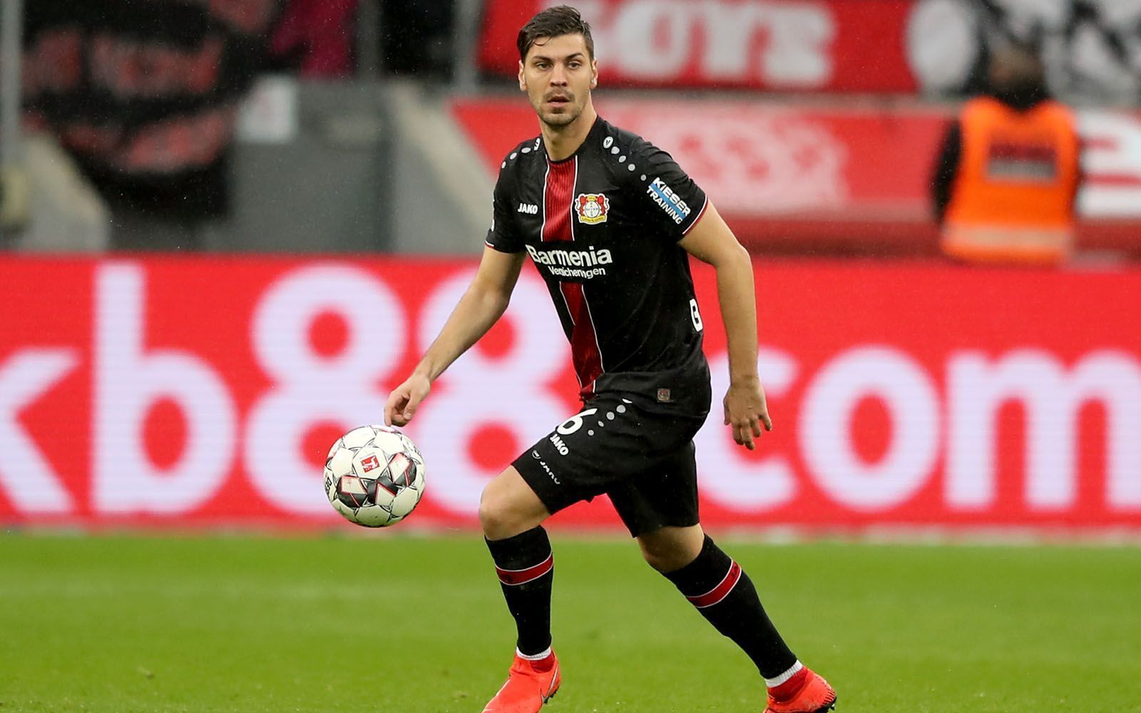 
                <strong>Platz 4: Alexander Dragovic (Bayer Leverkusen) </strong><br>
                Bundesliga-Einsätze: 18Angekommene Pässe:  950Fehlpässe: 56Pass-Summe: 1.006Quote: 94,43 Prozent 
              