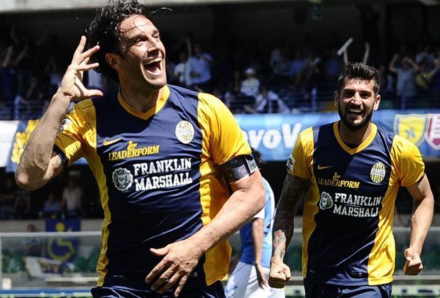 
                <strong>Luca Toni (38 Jahre)</strong><br>
                Am 26. Mai feierte Luca Toni seinen 38. Geburtstag. Nur wenige Tage später hat der Ex-Bayern-Stürmer erneut Grund zum Feiern. Mit 22 Treffern wird er in Italiens Serie A gemeinsam mit Mauro Icardi von Inter Mailand Torschützenkönig. Doch damit nicht genug ...
              