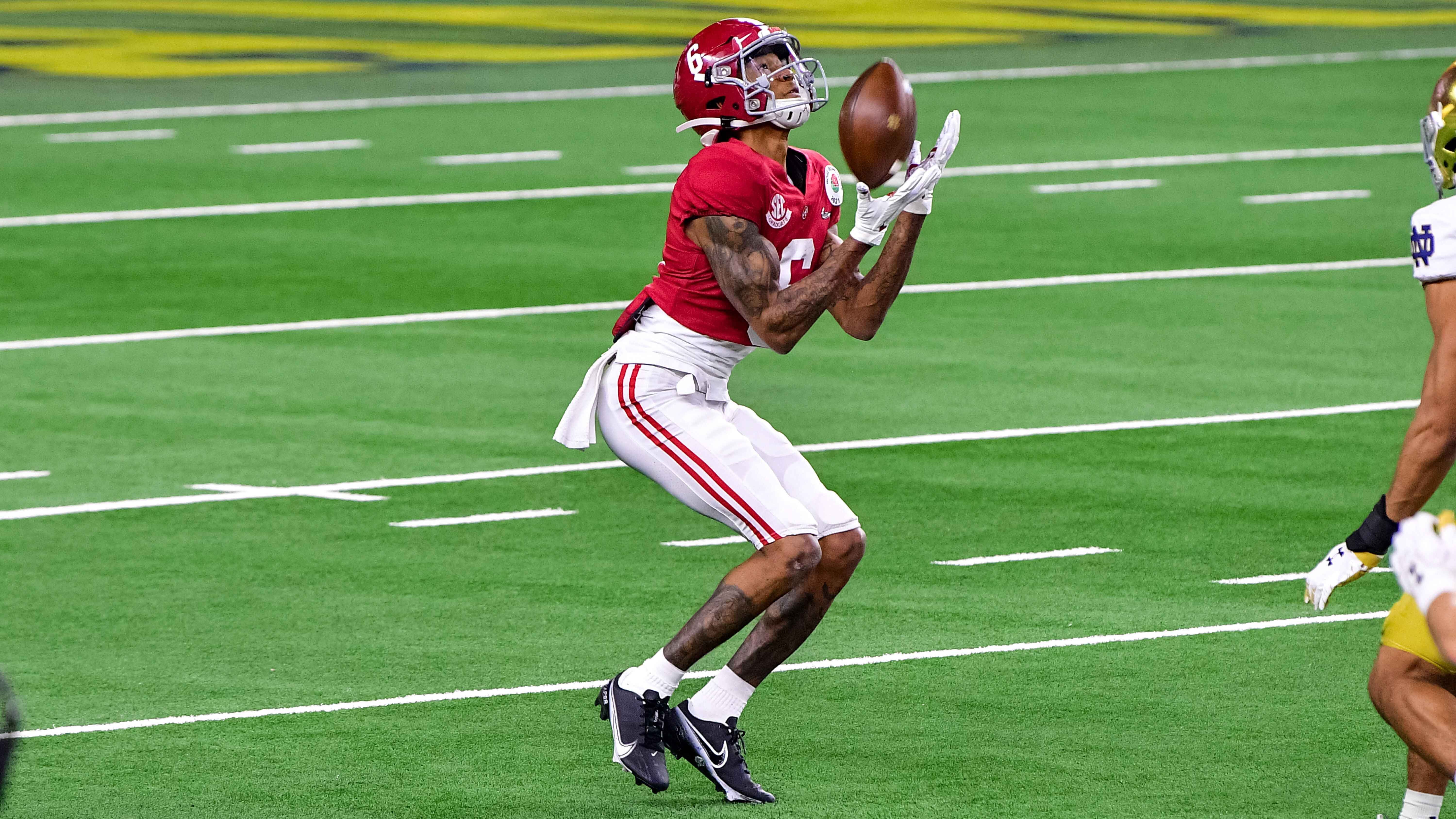 
                <strong>DeVonta Smith (Wide Receiver, Draft)</strong><br>
                Helfen wird Hurts dabei womöglich sein Kumpel aus dem College - DeVonta Smith (Foto). Der Wide Receiver gewann im vergangenen Jahr den begehrten Heisman-Award für den besten College-Spieler. Außerdem stehen Hurts die Wide Receiver Jalen Reagor, Greg Ward und Travis Fulgham zur Verfügung. Bei den Tight Ends kann er auf Dallas Goedert zählen, während sich bei Zach Ertz wohl noch ein Trade anbahnt. Aufgefangen werden soll die fehlende Tiefe bei den Tight Ends durch die Running Backs Miles Sanders, Boston Scott und Kerryon Johnson, die ein starkes Trio bilden.
              