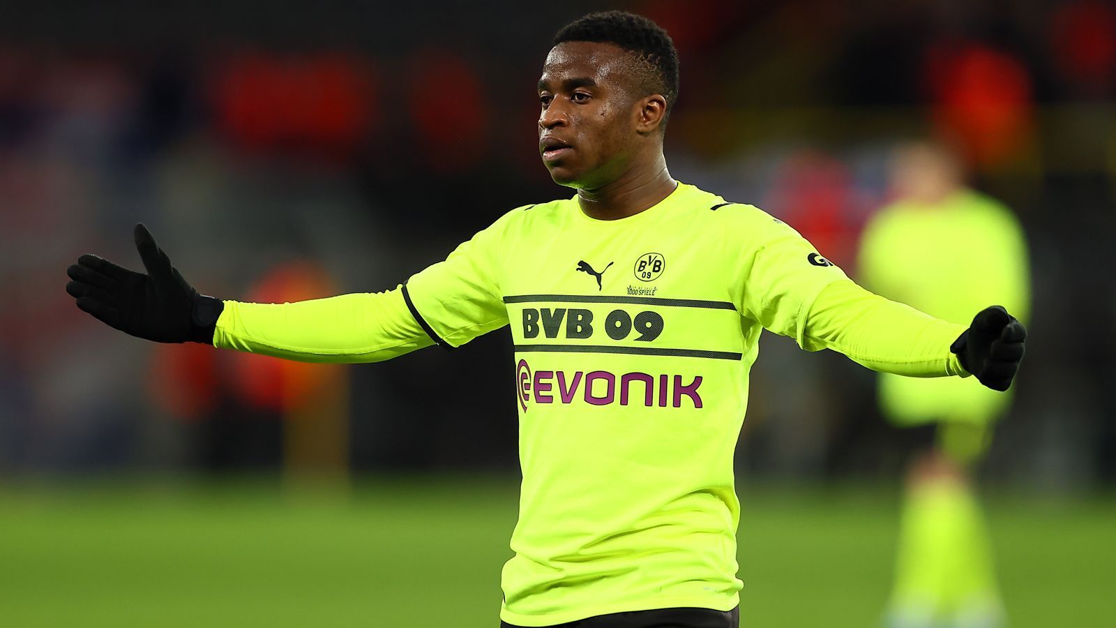 
                <strong>Youssoufa Moukoko (Borussia Dortmund)</strong><br>
                Youssoufa Moukoko steckte beim BVB in der abgelaufenen Saison etwas in der Sackgasse. Das Stürmer-Juwel wurde immer wieder von Verletzungen zurückgeworfen, kam daher in der Saison 2021/22 nur zu 210 Bundesliga-Einsatzminuten. Entsprechend konnte sich der jüngste Bundesligaspieler der Geschichte zuletzt nicht so weiterentwickeln, wie sich er und auch der BVB das vorgestellt haben. Da Moukokos Vertrag nur noch bis 2023 läuft, steht auch bei der Personalie Moukoko möglicherweise zeitnah eine Entscheidung an. Laut "Bild" soll der BVB bereit sein, den Teenager abzugeben, einem Verkauf würde der Bundesligist dem Bericht nach aber nur mit einer Rückkaufoption zustimmen. Der Linksfuß hält sich bezüglich seinen Zukunftsplänen öffentlich bedeckt.
              