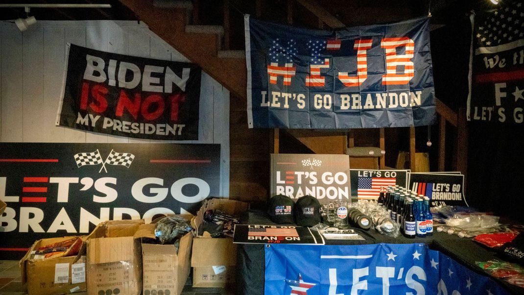 Ein Merchandise-Shop in North Attleborough, Massachusetts verkauft "Let's Go Brandon"-Banner. 