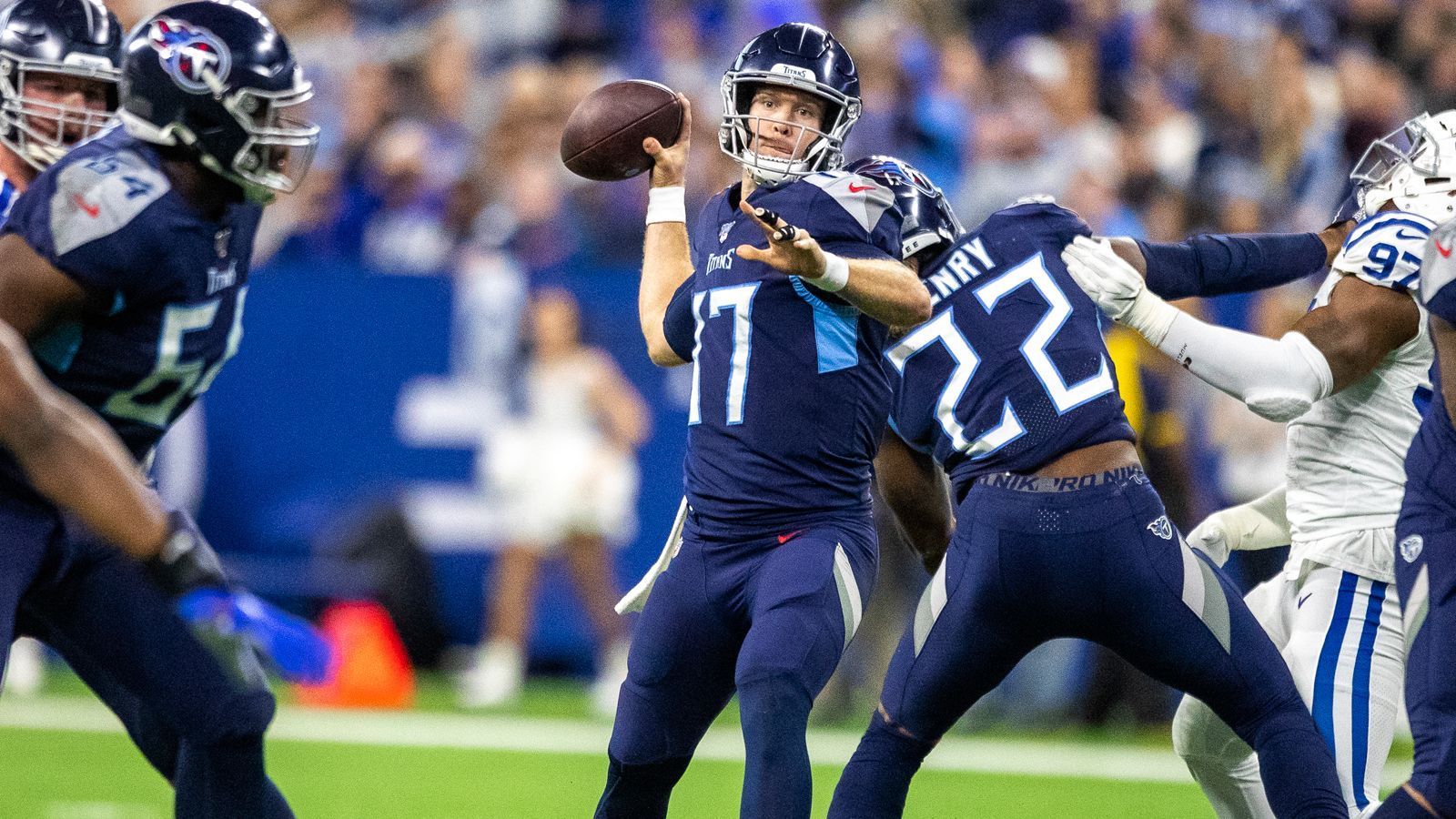 
                <strong>Gewinner: Tennessee Titans</strong><br>
                Die Tennessee Titans haben auch gegen die Indianapolis Colts eine starke Leistung gezeigt und sind mitten im Playoff-Rennen. Dabei überzeugen die Titans weiterhin im Verbund: Ryan Tannehill absolvierte mit 182 Yards und zwei Touchdowns bei nur fünf Incompletions eine sehr effiziente Partie, Derrick Henry ist weiterhin on Fire und erzielte 166 Total Yards und einen Touchdown und auch das Special Team lieferte ab, indem es zwei Field Goals von Adam Vinatieri blockte und eins sogar zum Touchdown returnierte. Die Titans setzen damit ihren Positiv-Trend mit Tannehill fort und kämpfen mit einer 7-5-Bilanz um den letzten Playoff-Platz in der AFC.
              