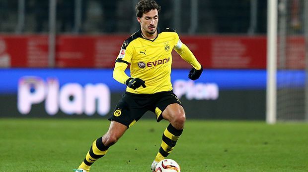 
                <strong>Platz 6: Mats Hummels (Borussia Dortmund)</strong><br>
                Platz 6: Mats Hummels (Borussia Dortmund). Nach seiner bisher eher durchwachsenen Saison hätte man den Innenverteidiger nicht direkt unter den zehn besten Passgebern vermutet. Von seinen Zuspielen kamen aber 1.363 an (84 Prozent). Mit durchschnittlich 21 Metern spielte Mats Hummels übrigens die weitesten Bälle aller Top-Ten-Spieler.
              