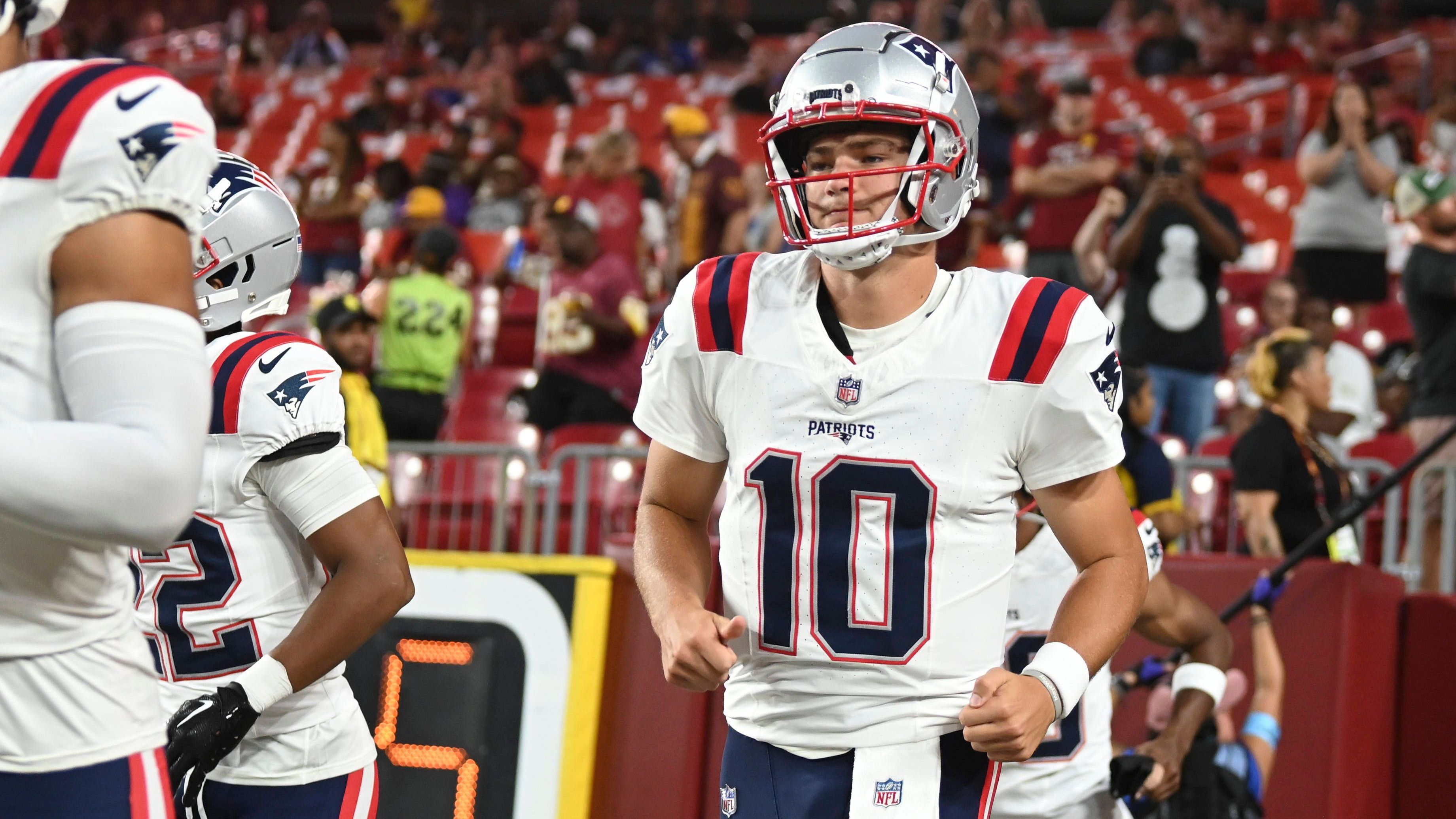 <strong>New England Patriots<br></strong>Laut US-Medien haben die Patriots Klarheit geschaffen und Jacoby Brissett zum Starter ernannt. Das berichtet unter anderem "ESPN". Rookie Drake Maye muss sich zunächst mit der Rolle als Backup anfreunden, wird im Laufe der Saison aber vermutlich übernehmen.<br>• Starter: Jacoby Brissett<br>• Backups: Drake Maye (im Bild), Joe Milton