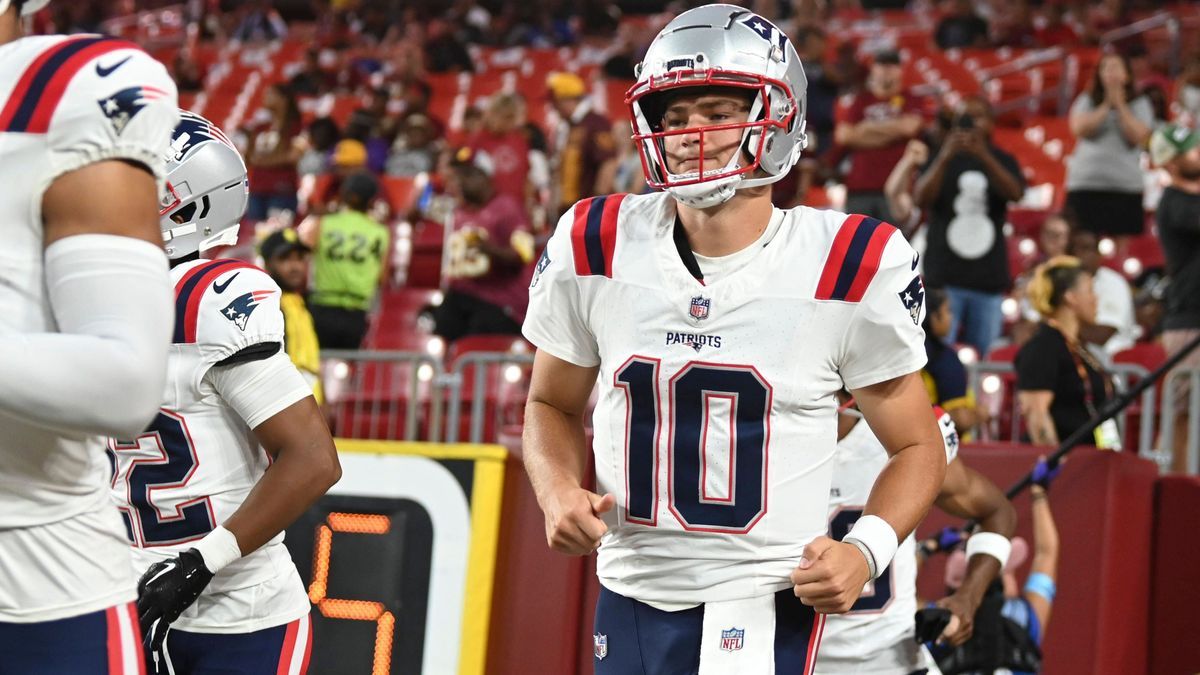 NFL, American Football Herren, USA New England Patriots at Washington Commanders Aug 25, 2024; Landover, Maryland, USA; New England Patriots quarterback Drake Maye (10) takes the field before the g...