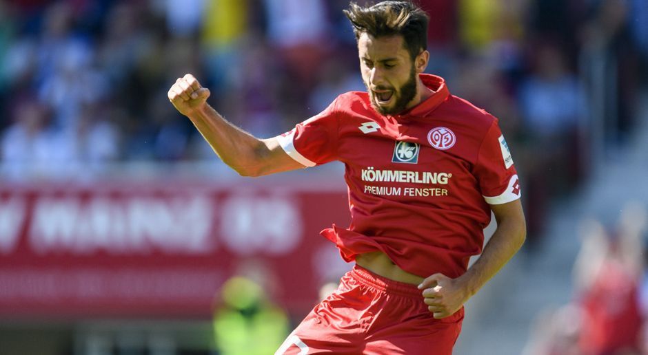 
                <strong>Yunus Malli (VfL Wolfsburg)</strong><br>
                Der VfL Wolfsburg reagiert auf den Abgang von Julian Draxler und hat mit sofortiger Wirkung Yunus Malli vom 1. FSV Mainz 05 verpflichtet. Das bestätigten die Mainzer. Die Ablöse für den 24-Jährigen beträgt laut "Bild" 12,5 Millionen Euro. In der Hinrunde kam Malli in 16 Einsätzen auf sechs Tore und sechs Vorlagen.
              