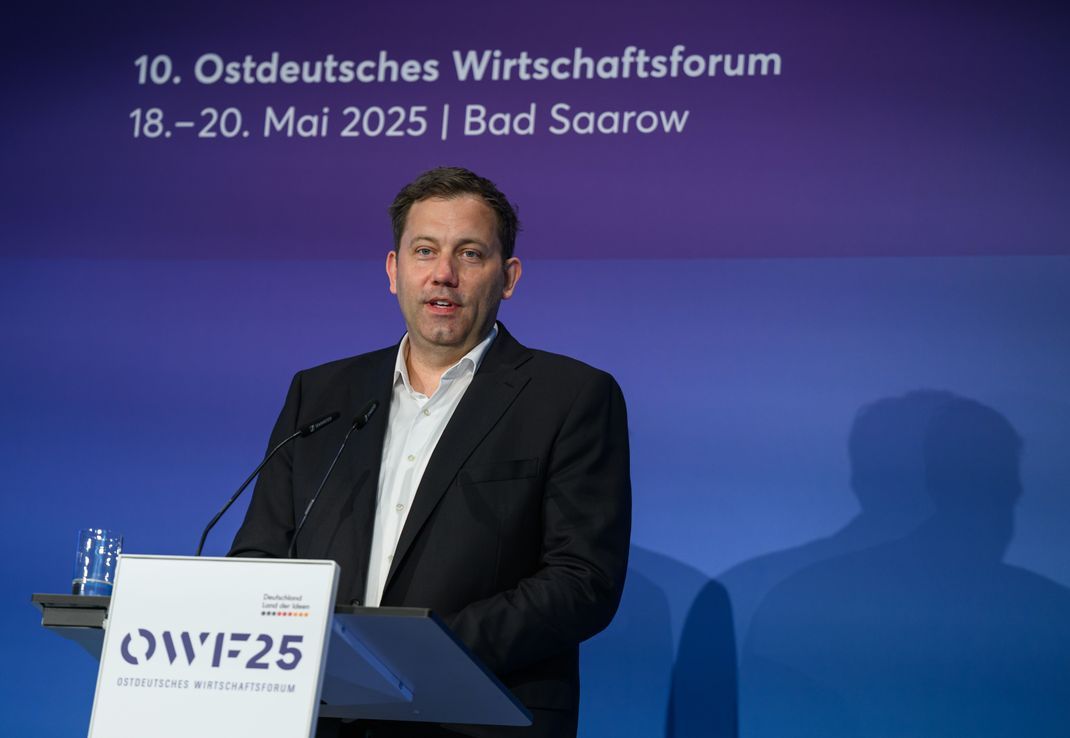 Lars Klingbeil (SPD), Bundesminister der Finanzen und Vizekanzler, spricht auf der Konferenz vom Ostdeutschen Wirtschaftsforum (OWF).