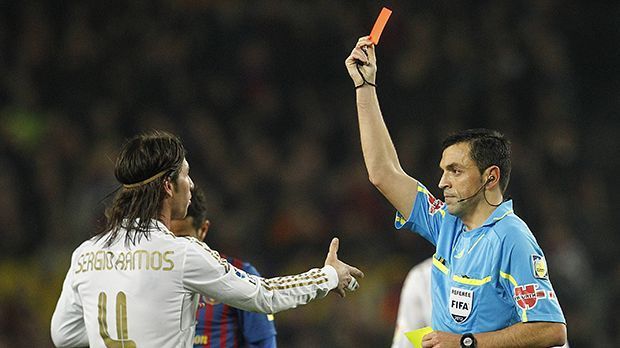 
                <strong>Sergio Ramos</strong><br>
                Dabei sah Ramos bei seinen 21 Karten lediglich sieben Mal direkt die Rote Karte. Seine bisher letzte kassierte er gegen den FC Barcelona, als er am 23. März 2014 Neymar mit einer Notbremse im Strafraum fällte.
              