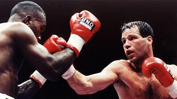 
                <strong>Henry Maske (1988)</strong><br>
                Henry Maske (1988): Im selben Jahr wie Lennox Lewis gewann auch Henry Maske Olympiagold - Maske gewann in der Kategorie Mittelgewicht für die DDR. Der Beginn einer erfolgreichen und populären Profikarriere in Deutschland. In 32 Kämpfen verlor er nur einmal - 1996 gegen Virgil Hill. Doch Henry Maske kam elf (!) Jahre später zurück, trat wieder gegen den US-Amerikaner an und gewann.
              