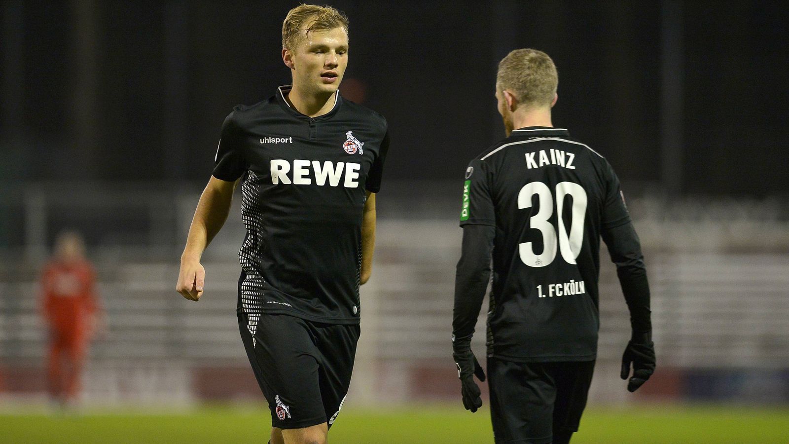 
                <strong>1. FC Köln (2. Platz, 36 Punkte)</strong><br>
                Transfers: Der 1. FC Köln hat im Winter auf dem Transfermarkt noch einmal ordentlich zugeschlagen. Für eine Ablöse von drei Millionen Euro wechselte Florian Kainz (Foto, rechts) vom SV Werder Bremen nach Köln und soll das Spiel auf der linken Außenseite beleben. Zudem wurde der ehemalige Schalker Johannes Geis (links) verpflichtet. Der defensive Mittelfeldspieler soll für Stabilität und gefährliche Standards sorgen. Hinter der Spielberechtigung von Sturm-Star Anthony Modeste steht weiter eine Fragezeichen.Erstes Spiel 2019: Union Berlin (Auswärtsspiel, Donnerstag, 20:30 Uhr)
              