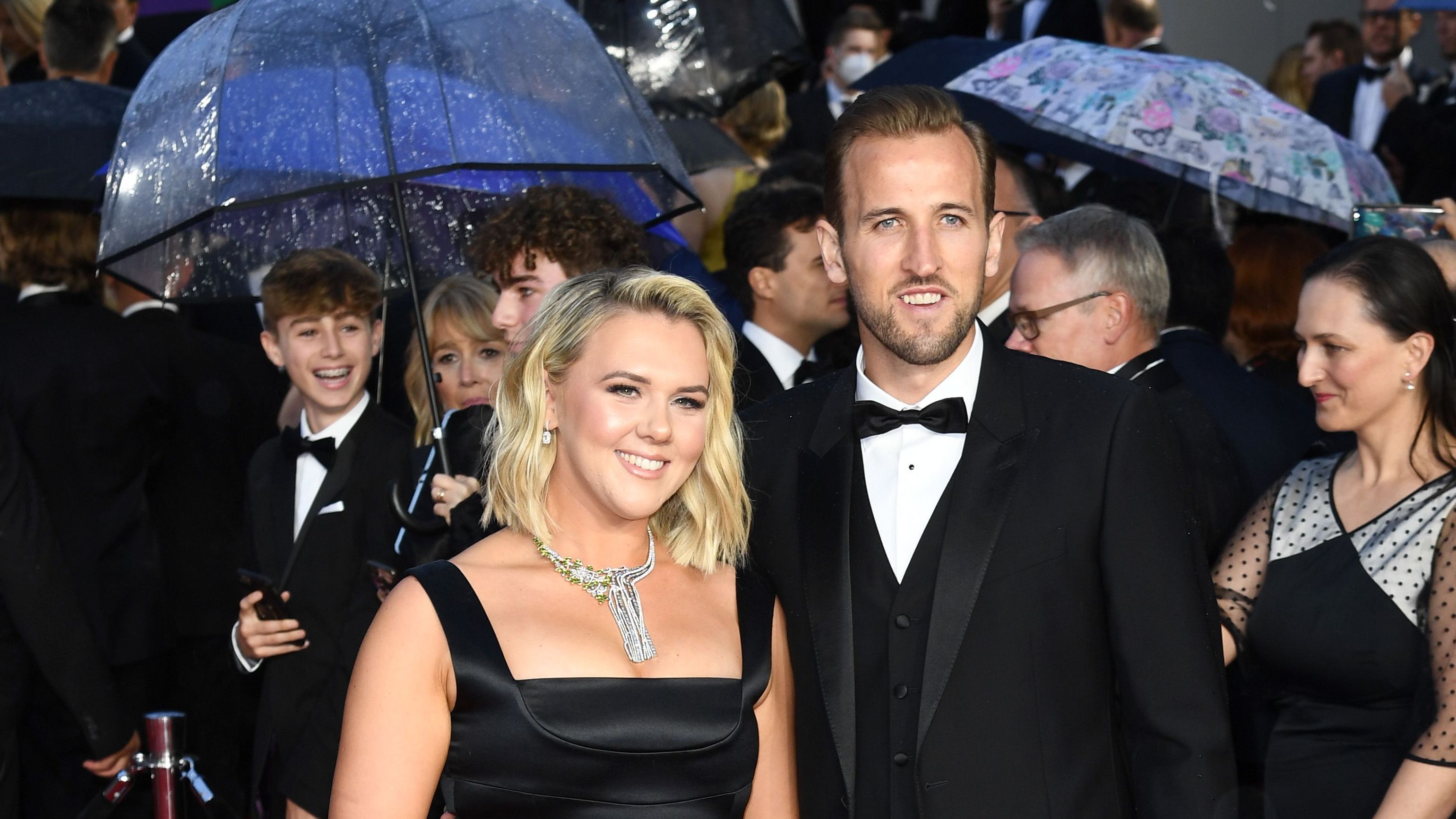 <strong>Katie, Kids und Familie – der Kosmos von Harry Kane<br></strong>Dem Evening Standard sagte er einmal: "Wenn ich jetzt Single wäre und Leute treffen würde, wüsste man nie, ob sie aus den richtigen Gründen mit einem zusammen sind. Ist es das Geld? Das würde man nie wirklich wissen. Ich habe also <em>Glück</em>, dass ich eine Jugendliebe habe."