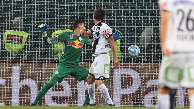 
                <strong>Österreich - Sturm Graz</strong><br>
                Das fünfte Double in Folge hatte der österreichische Top-Klub Red Bull Salzburg im Blick. Aus dem zehnten nationalen Titel in fünf Jahren wurde aber nichts. Denn Außenseiter Sturm Graz besiegte die "Bullen" im Finale von Klagenfurt in der Verlängerung durch einen Treffer des Ex-Salzburgers Stefan Hierländer (Mi.) verdientermaßen mit 1:0. Zu diesem Zeitpunkt spielten die Mozartstädter nach Gelb-Rot für Andre Ramalho schon in Unterzahl. Kurios: Wenige Tage vor dem Pokal-Finale gewann Salzburg in der Bundesliga mit einer B-Elf noch locker mit 4:1 gegen die Grazer, die seit dem Frühjahr vom Deutschen Heiko Vogel trainiert werden. Der frühere Basel-Coach führte Sturm Graz zum ersten Pokalsieg seit 2010.
              