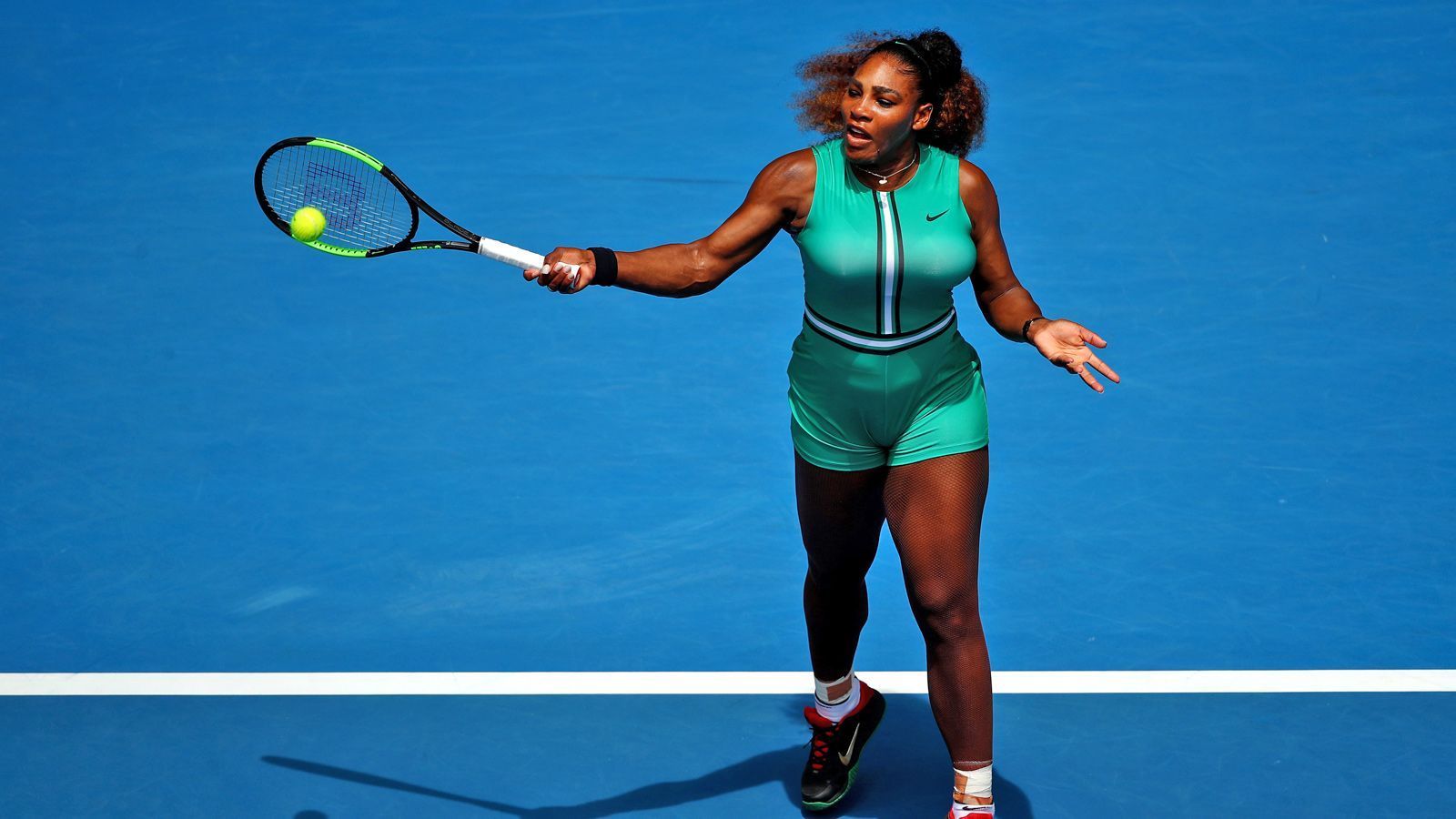 
                <strong>Serena Williams - Australian Open 2019</strong><br>
                Lady in green! Serena Williams spielt bei den Australian Open 2019 in einem grünen, kurzen Einteiler. Großen Spielraum bietet das Kleidungsstück nicht, vielmehr betont es die Rundungen der Amerikanerin. Sportlich-bequem geht anders. Wie das Tennis-Ass den Jumpsuit nennen würde? "Serena-Anzug."
              