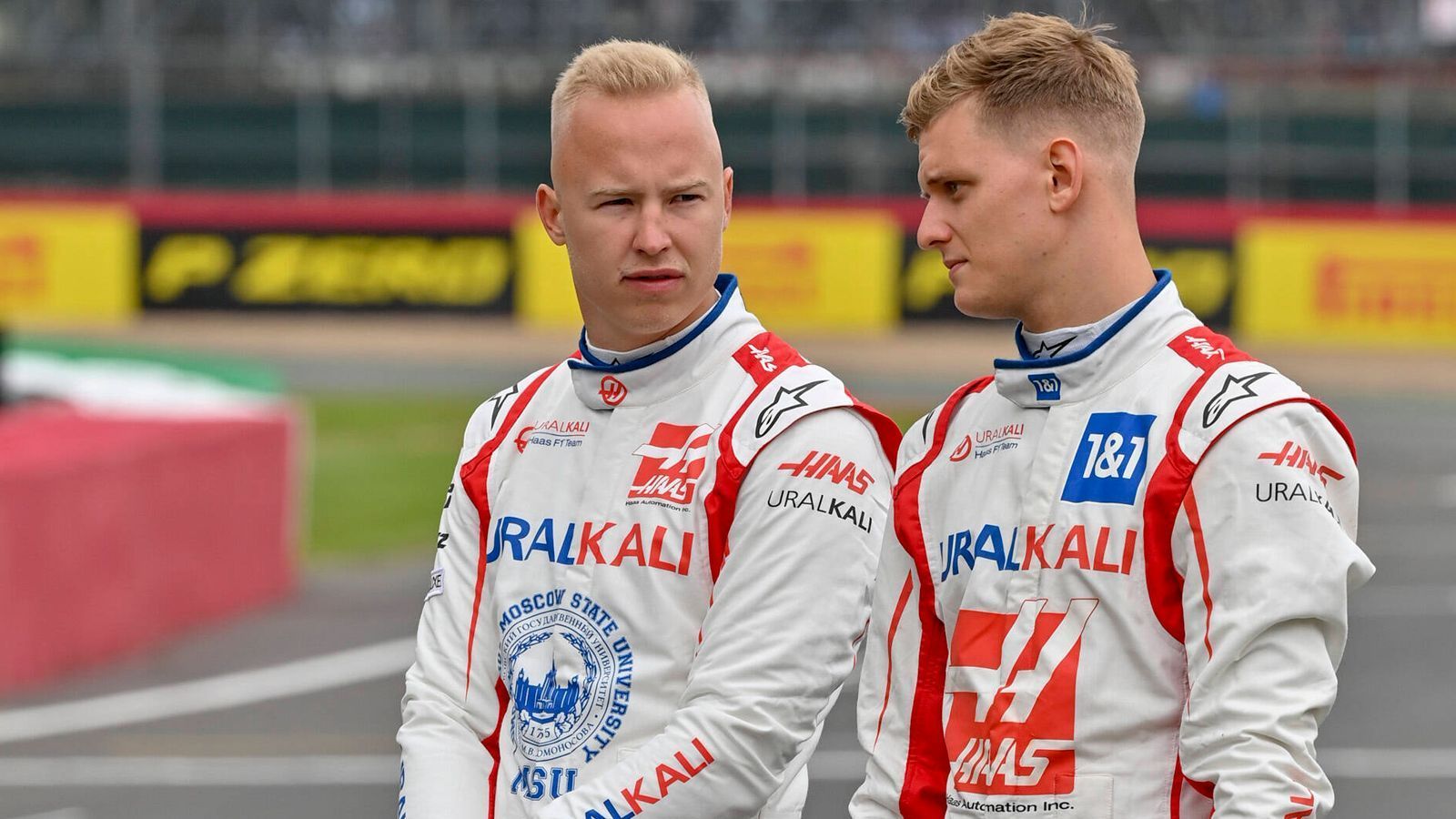 
                <strong>Haas</strong><br>
                Mick Schumacher geht auch in seiner zweiten Formel-1-Saison für Haas an den Start. "Als Teil des Fahrerfelds in der Formel 1 lebe ich meinen Traum", wird Schumacher in einer Team-Mitteilung zitiert: "Das erste Jahr mit Haas ist sehr spannend, ich bin sicher, dass ich all die Erfahrungen, die ich sammle, im kommenden Jahr einbringen kann." Ursprünglich war auch Nikita Mazepin als Fahrer für Haas vorgesehen. Doch eine Woche nach Beginn der russischen Invasion in die Ukraine am 24. Februar wurde der Vertrag des Russen gekündigt. Auch die Zusammenarbeit mit Sponsor Uralkali, der Firma, an der Mazepins Vater Dmitri die Aktienmehrheit besitzt, wurde sofort beendet. Für Mazepin fährt 2022 Kevin Magnussen an Schumachers Seite.
              