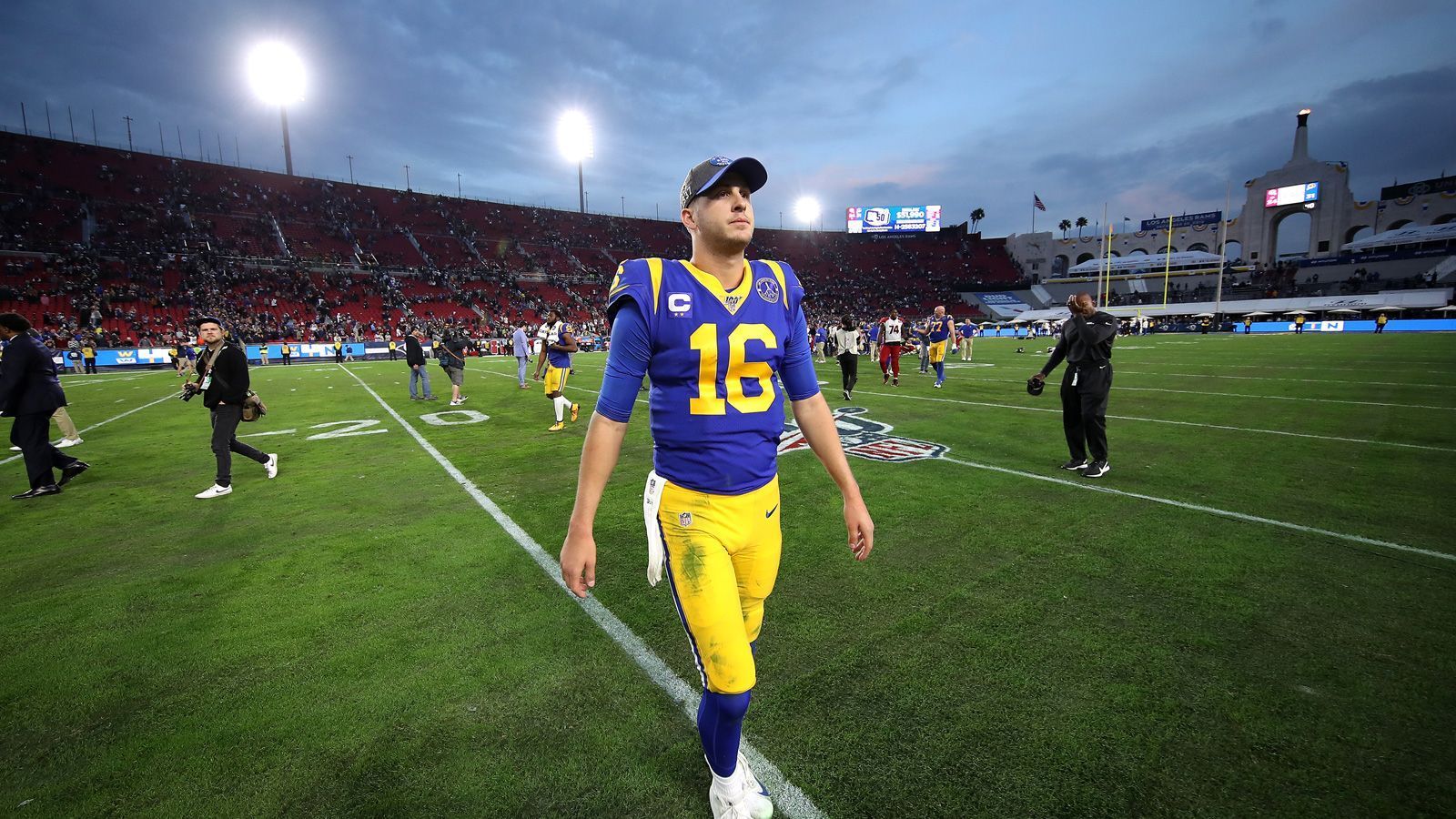 
                <strong>Jared Goff (Los Angeles Rams)</strong><br>
                Nummer-1-Pick, Super-Bowl-Teilnehmer und die Zukunft der Los Angeles Rams? Das haben sich die Verantwortlichen der Rams 2018 sicherlich gedacht und Jared Goff mit einem Mega-Vertrag ausgestattet, der ihm 134 Millionen Dollar über vier Jahre einbringt. Doch Goff stagnierte in der vergangenen Saison und wirkte nicht wie einer der besten Quarterbacks der Liga. Ganz im Gegenteil: Goff zeigte deutliche Schwächen und hatte Schwierigkeiten dabei, sein Team zu tragen. Goffs durchschnittlichen 33,5 Millionen Dollar im Jahr konnte er bislang nicht rechtfertigen.
              