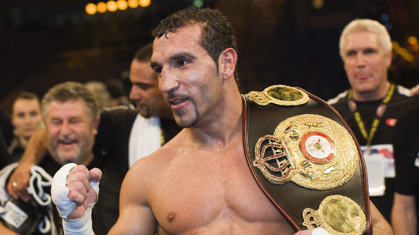 
                <strong>Die bewegte Karriere des Firat Arslan 00</strong><br>
                54 Mal stand Firat Arslan schon im Ring, gewann 44 Kämpfe, wurde mit 37 Jahren Weltmeister und kämpfte anschließend weitere dreimal um die WM. Nach einem fantastischen Jahr 2018 hofft der Stuttgarter nun, zum ältesten Weltmeister der Box-Geschichte zu werden. Auf dem Weg dorthin muss er jedoch am 17. November an Sefer Seferi vorbei (am 17. November ab 19 Uhr live auf ranFIGHTING.de).
              