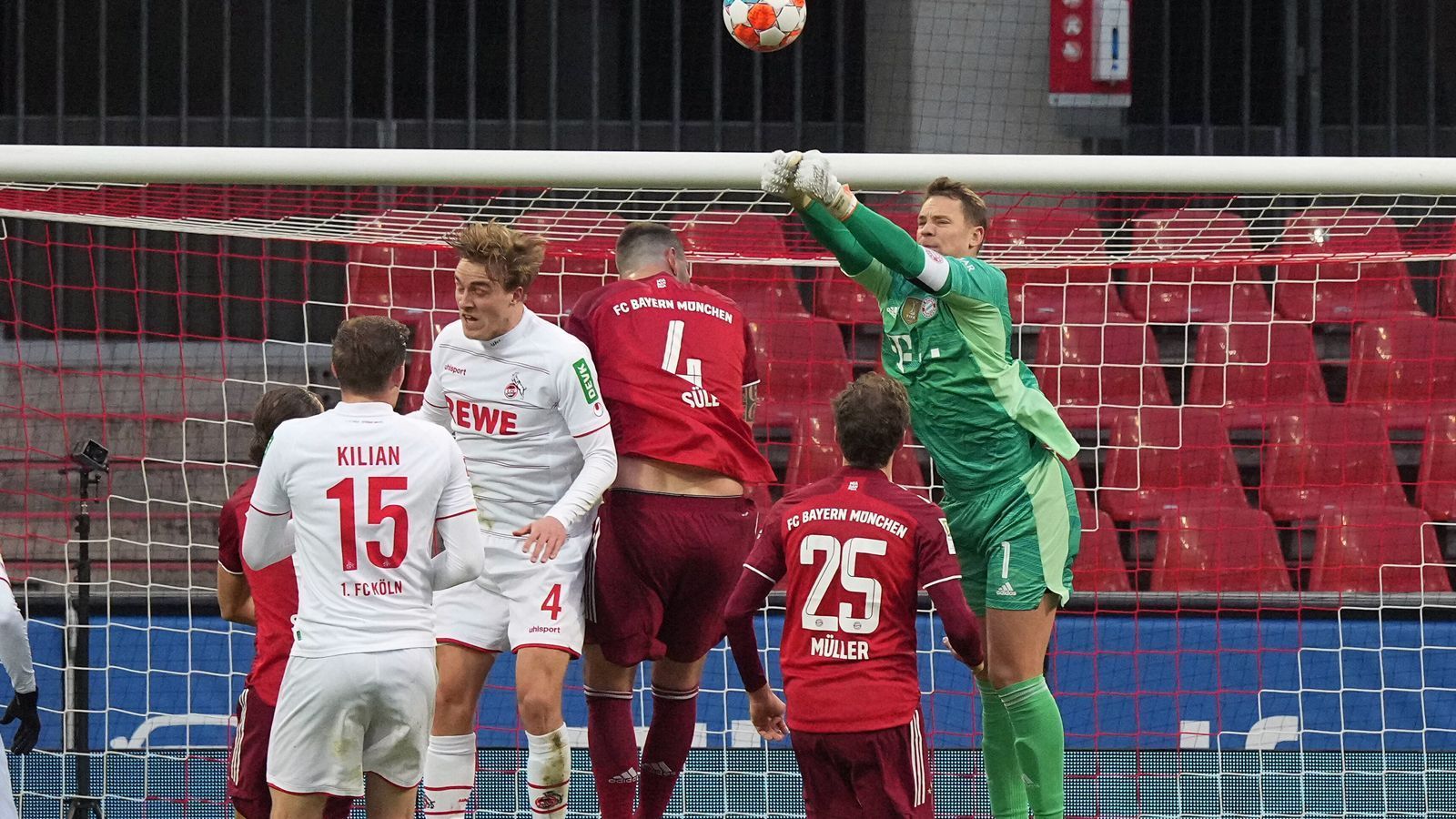 
                <strong>Manuel Neuer</strong><br>
                Der Kapitän ist zurück und darf erstmals bei einem drucklosen Modeste-Kopfball fliegen. Mit einem Abschlag, der zum Bumerang wird, ermöglicht er Uths Abseitstor. Bei Hectors schöner Flanke rettet Neuer mit den Fingerspitzen. Ein langer Ball mündet in einer Chance für Müller. Gegen Ljubicics Abschluss ist der Nationalkeeper zur Stelle. ran-Note: 2
              