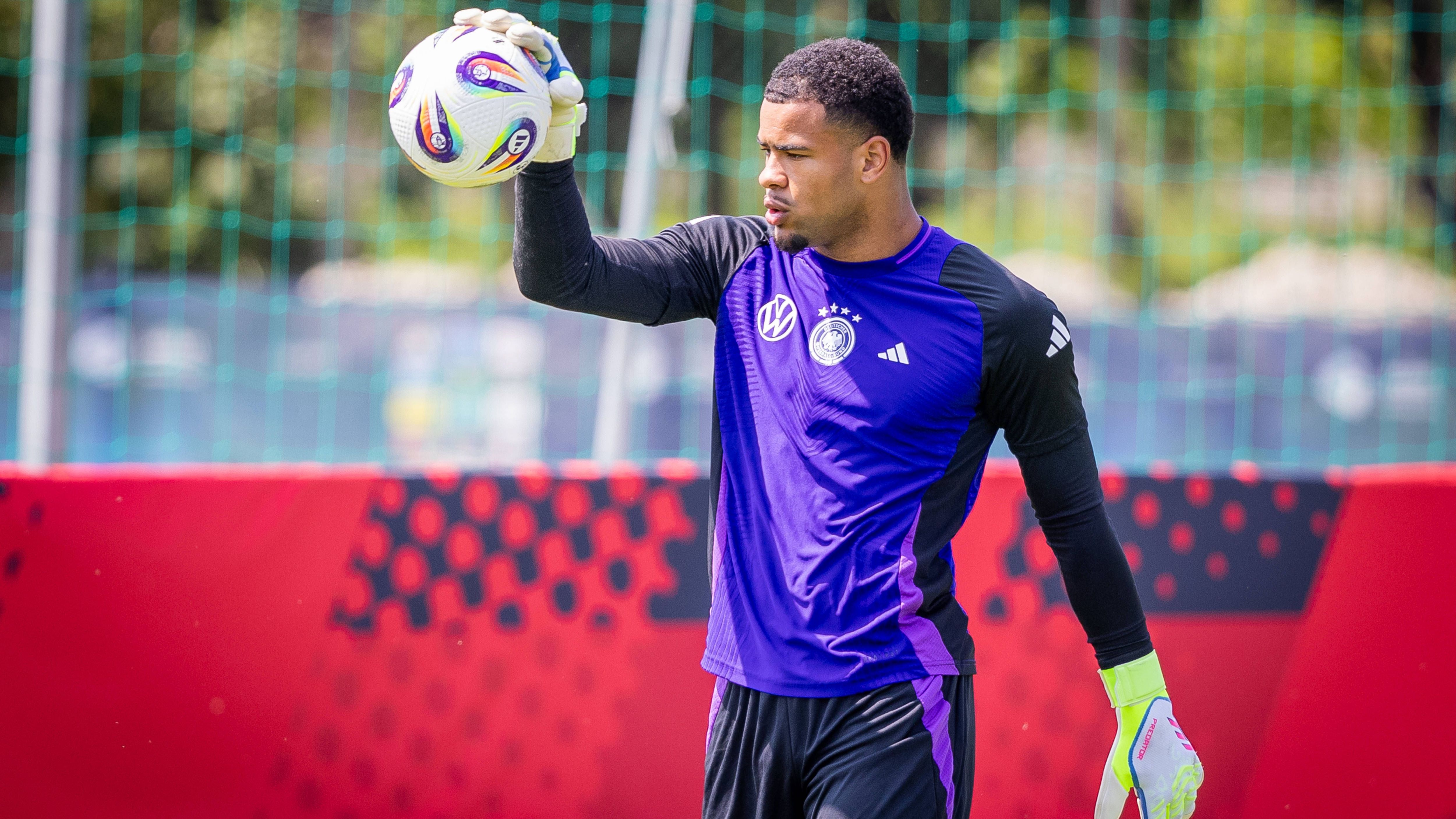 <strong>Noah Atubolu (SC Freiburg)</strong><br>Die "Rossoneri" wollen Atubolu wohl als perspektivischen Nachfolger des französischen Schlussmanns Mike Maignan. Der 29-Jährige hat in Mailand nur einen Vertrag bis 2026 und liebäugelt wohl mit einem Wechsel. Auch West Ham United scheint an Atubolu interessiert. Ein erstes Angebot gibt es demnach aber noch nicht.
