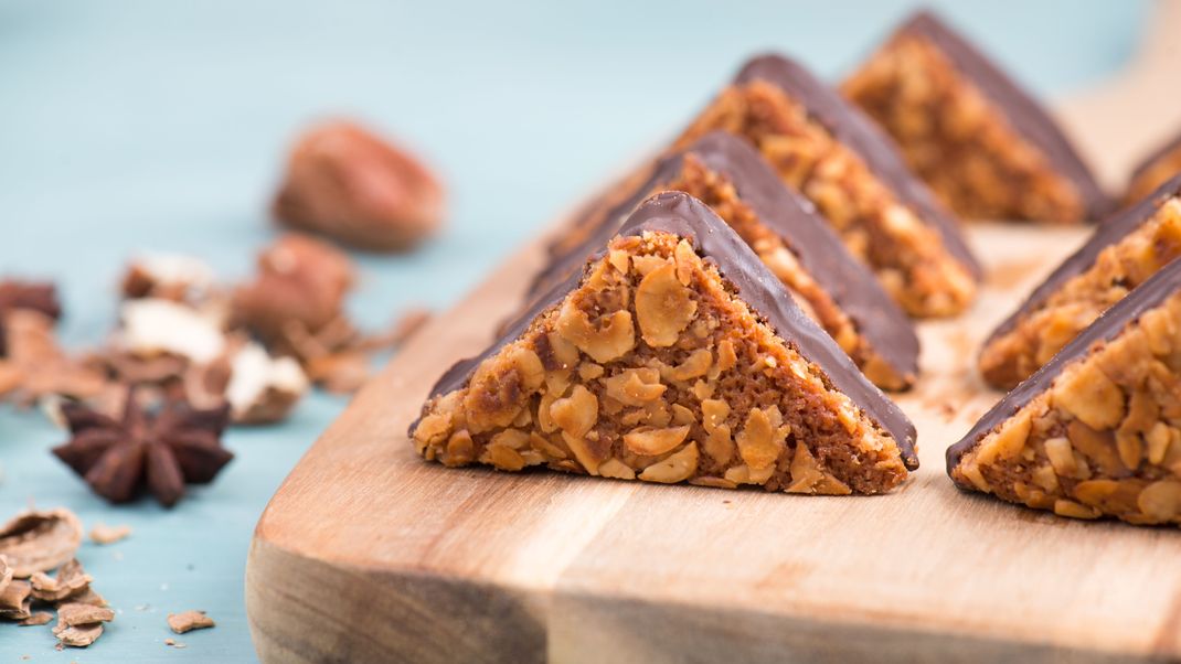 Vegane Nussecken überzogen mit Kuvertüre: der ideale Snack für die Adventszeit.