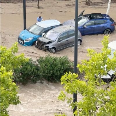 Sturzflut in Saragossa: Menschen flüchteten auf Autodächer