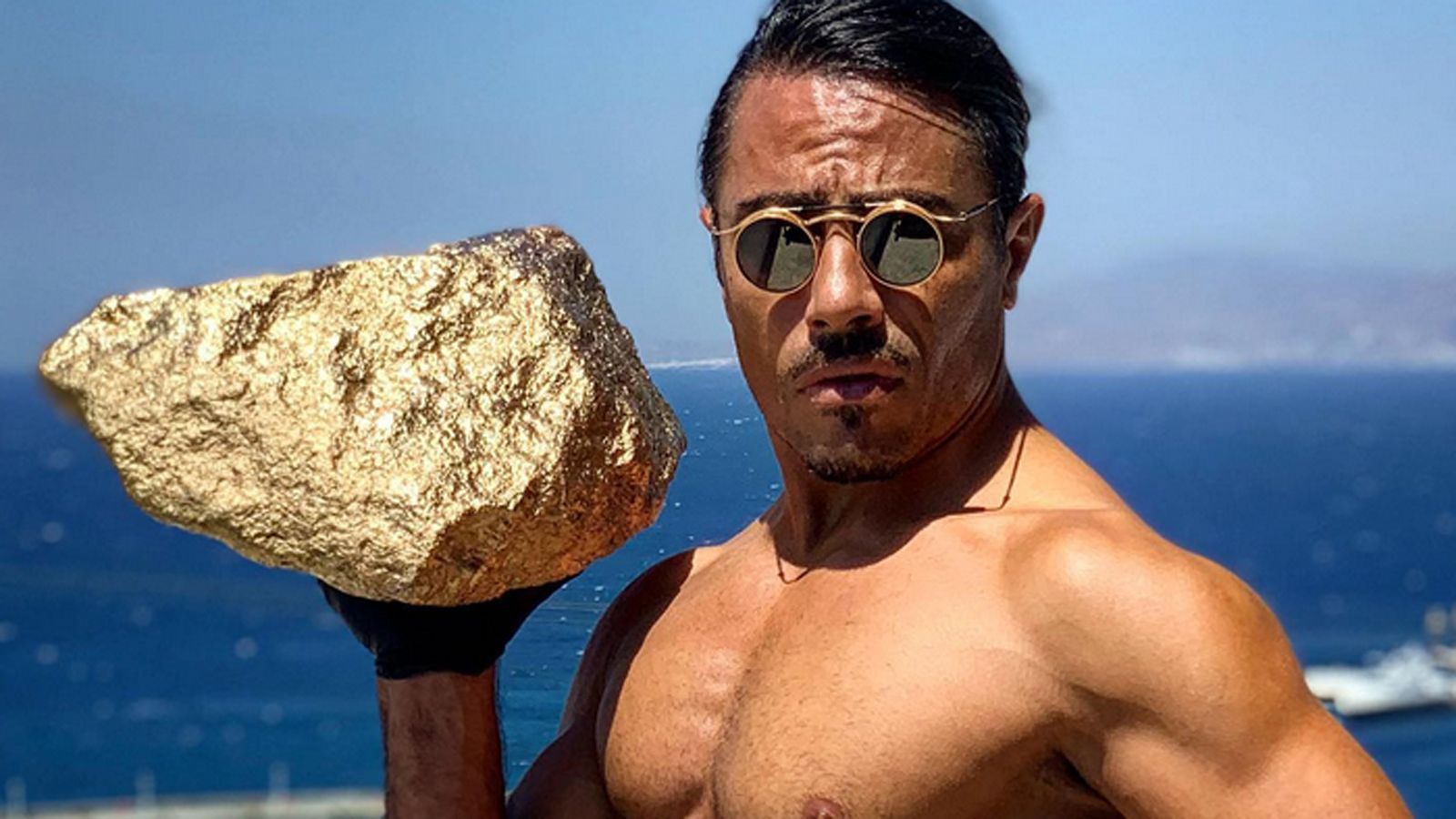 
                <strong>Der Mann mit dem goldenen Steak</strong><br>
                In Deutschland wurde Salt Bae Anfang 2019 so richtig bekannt, als er dem damaligen FC-Bayern-Star Franck Ribery ein vergoldetes Tomahawk-Steak servierte. Im Nachgang entwickelte sich eine der seltsamsten Kontroversen in der Geschichte der Bundesliga. Ribery erntete einen Shitstorm, konnte aber so gar nicht verstehen, was an einem in Gold gehüllten 1200-Euro-Steak dekadent oder anstößig sein könnte.
              