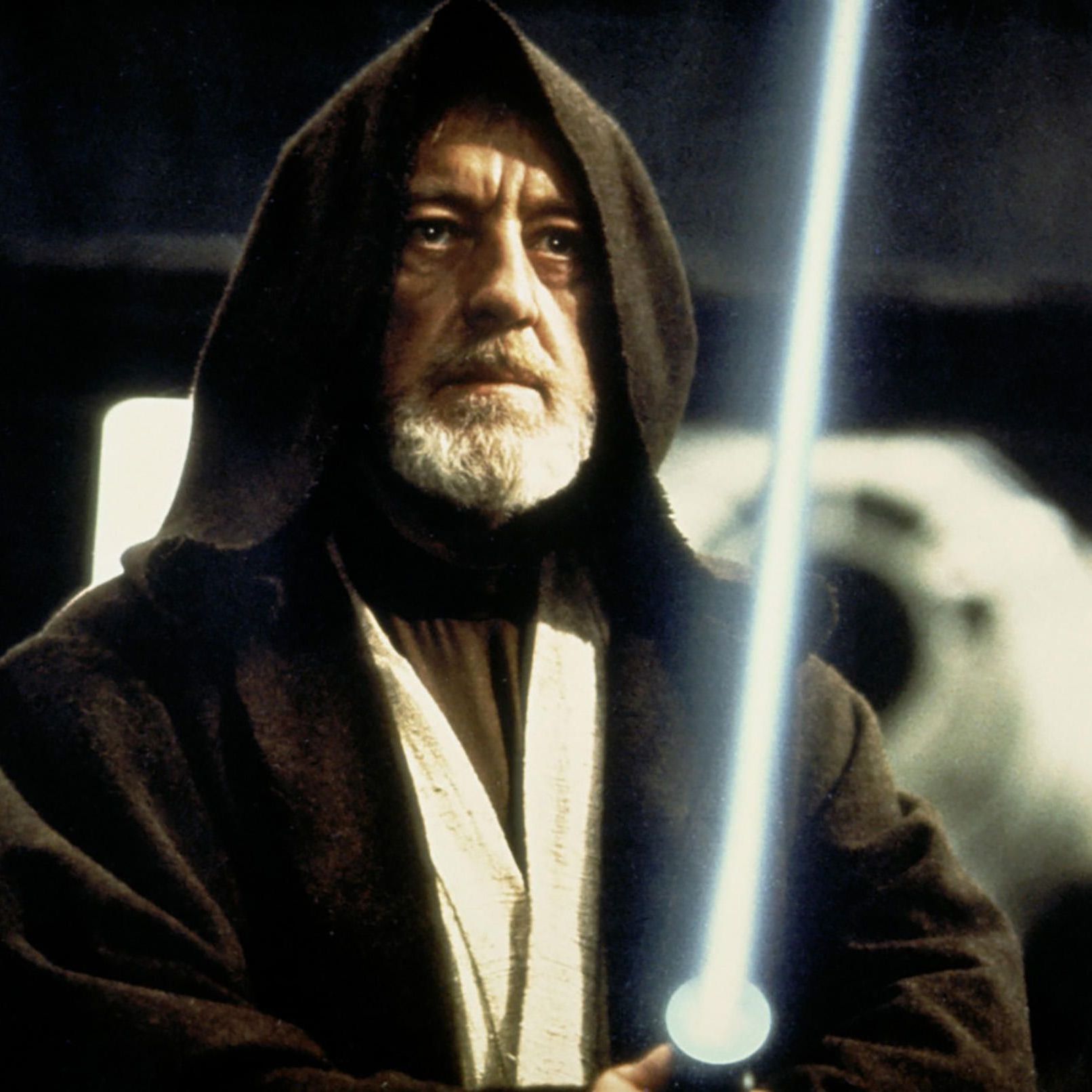 Alec Guinness heizt als Obi-Wan Kenobi mit dem Laserschwert ein.