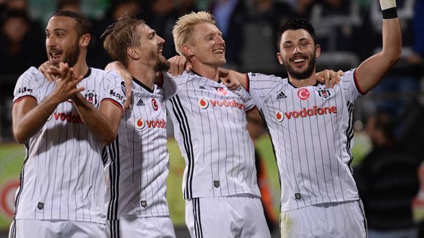 
                <strong>Türkei - Andreas Beck und Tolgay Arslan (Besiktas Istanbul)</strong><br>
                Türkei - Andreas Beck und Tolgay Arslan (Besiktas Istanbul): Sieben Punkte Vorsprung bei sechs verbleibenden Spielen - die Ausgangsposition für den türkischen Titelverteidiger ist richtig gut und so könnten Andreas Beck (2.v.re.) und Tolgay Arslan (re.) sogar vorzeitig den Meistertitel einfahren. Das Team von Coach Senol Günes hat in der laufenden Saison erst zwei Meisterschaftsspiele verloren - jeweils auswärts bei Underdogs. Am kommenden Spieltag könnte sogar schon eine Vorentscheidung fallen, falls Besiktas beim härtesten Verfolger, Medipol Basaksehir, gewinnen sollte. 
              