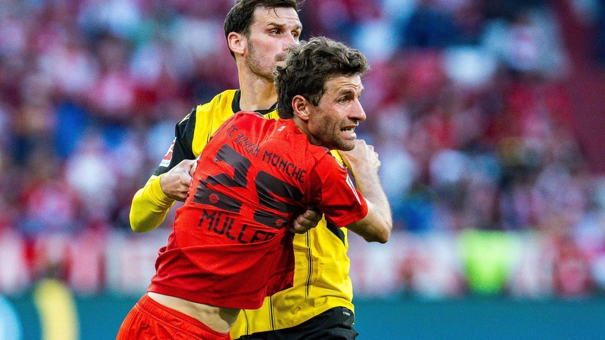 12.04.2025, FC Bayern München vs. Borussia Dortmund, 1. Bundesliga, 29. Spieltag Thomas Müller (FC Bayern Muenchen, 25) Pascal Gross (Borussia Dortmund, 13) Wichtiger Hinweis: Gemaess den Vorgaben ...