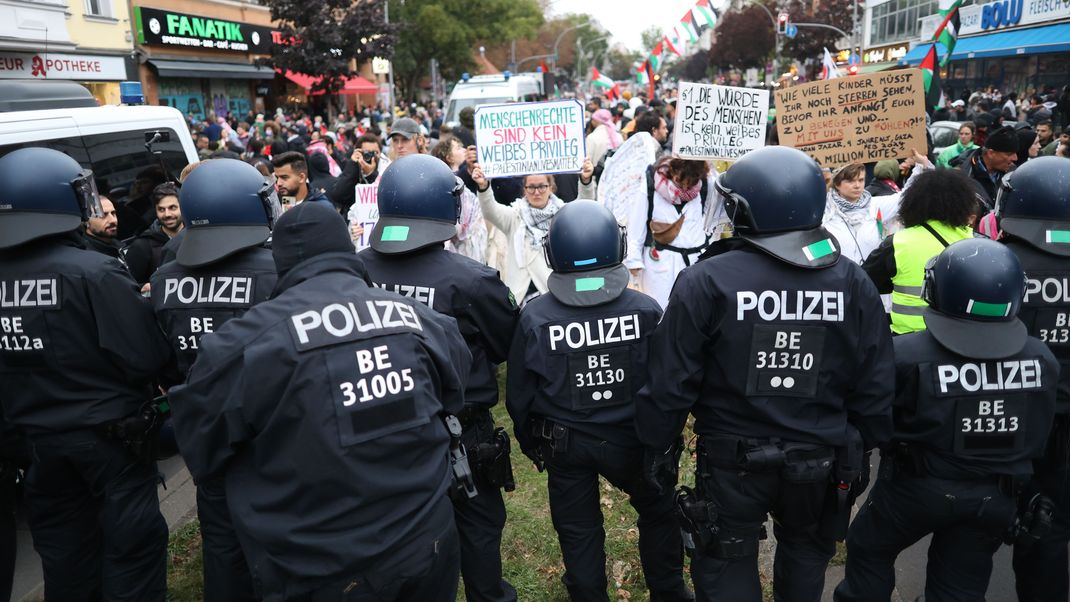 Etwa 3.500 Menschen versammelten sich laut Polizei in Kreuzberg.