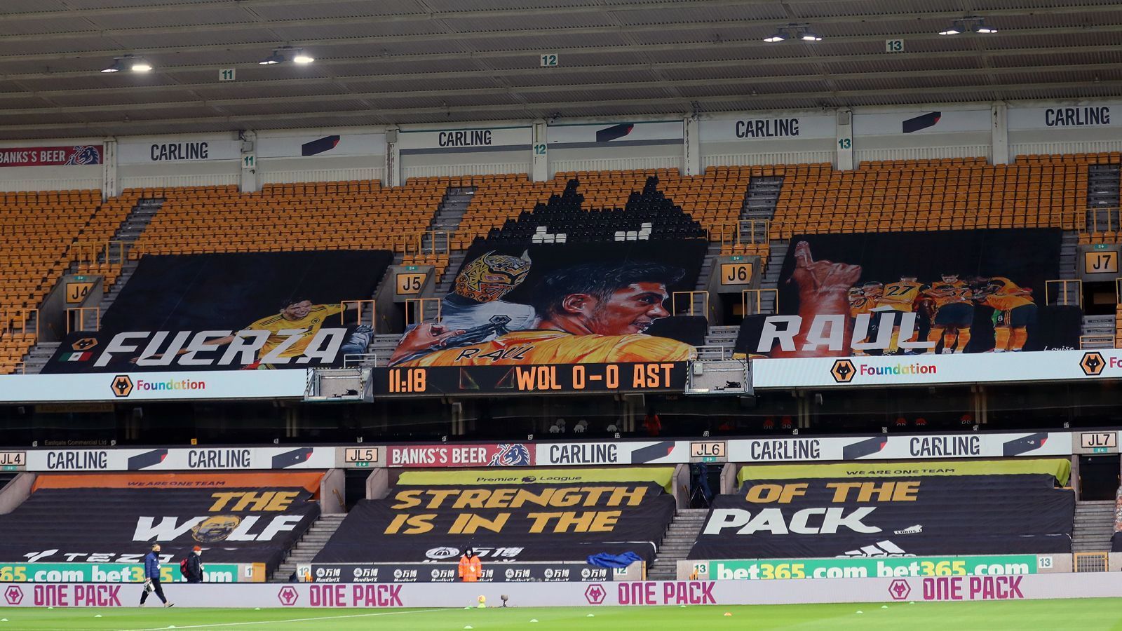 
                <strong>Nach Schädelbruch: Mega-Fan-Banner für Wolverhamptons Raul Jimenez</strong><br>
                Beim Heimspiel der Wolverhampton Wanderers gegen Aston Villa ehrten die Fans der Gastgeber einen Mann, der gar nicht auf dem Feld stehen konnte: Raul Jimenez. Der Mexikaner erlitt zuletzt gegen Arsenal einen Schädelbruch bei einem üblen Zusammenprall mit David Luiz und musste daraufhin operiert werden. Nun wünschten die Fans Jimenez eben via Riesen-Banner Kraft für die langwierige Genesung. Das Transparent im Stadion finanzierten die Fans selbst, laut einem Bericht der "Sun" soll es 20.000 Pfund gekostet haben. "Ich bin sehr dankbar für all die Leute, die mich während dem Heilungsprozess unterstützen", zeigte sich Jimenez unter anderem über das Transparent und die generelle Anteilnahme nach seiner schweren Verletzung via Twitter gerührt.
              