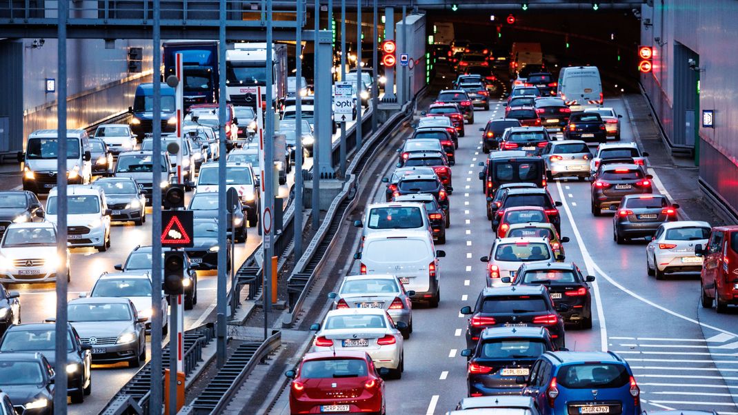 Dichter Verkehr schiebt sich im Berufsverkehr am Morgen in den Tunnel Heckenstallerstraße auf dem Mittleren Ring B2R.